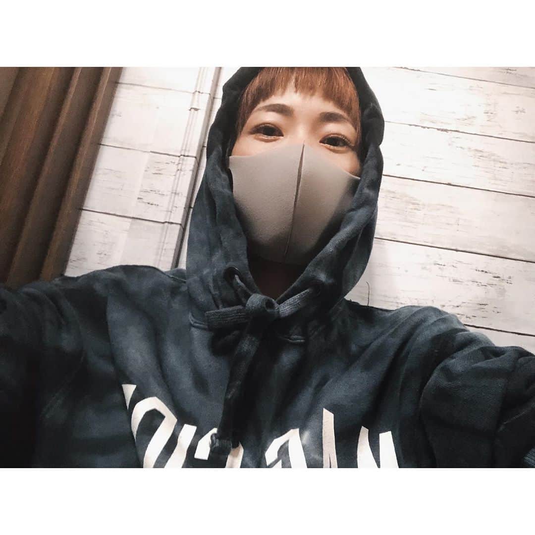 etsucoのインスタグラム：「✱ ✱ ✱ 丸山桂里奈さん ご結婚おめでとうございます← (類似) ✱ 念願のオレンジ🍊🍊🍊 ✱ 真逆の緑ヘアーを試行錯誤してここまで可愛いオレンジヘアーに仕上げてくれたCOTORA @kenjinakase くん、本当いつもありがとう。そして毎度ご迷惑お掛けします😂 ✱ 前髪も久々短いいいい🧡 ✱ かなり久々の脱黒髪なので新鮮すぎてやばい🥳 ✱ お気に入りすぎる🍊🍊🍊 ✱ ✱ #orangehair #みかんあたま #🍊🍊🍊」