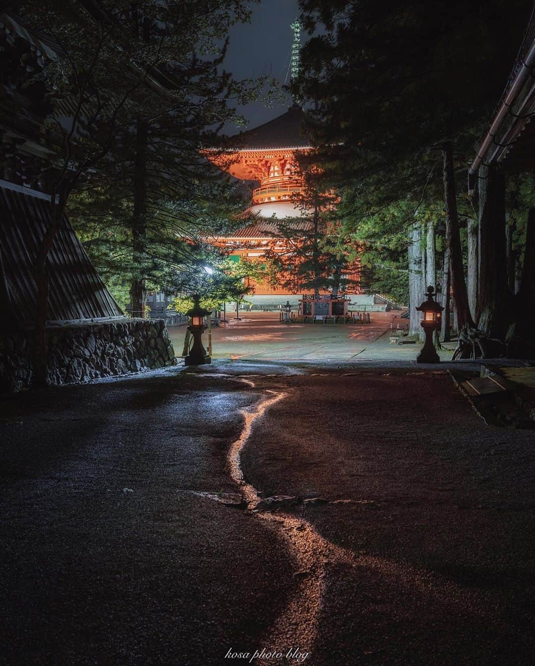 コサさんのインスタグラム写真 - (コサInstagram)「雨上がりの高野山 根本大塔へと続く雨のオレンジラインが印象的でした👍 . Location:和歌山 Wakayama / Japan🇯🇵 Date:2020年9月 . #高野山 #根本大塔 #japan_night_view_member #灯りフォト部 #TandDフォトコンテスト2020 #discover #今こそ写真でつながろう #longexposure_japan #night_captures #art_of_japan_ #tokyocameraclub #dpj_member #IG_PHOS #photo_jpn #ptk_japan #pt_life_ #bestjapanpics #LBJ_Legend #sorakataphoto #light_nikon #YourShotPhotographer #Impressive_gallery #広がり同盟メンバー #nipponpic_member #special_spot_legend #s_shot #japan_of_insta #bestphoto_japan #Rox_Captures #kf_gallery_vip」9月25日 18時28分 - kosa_photo