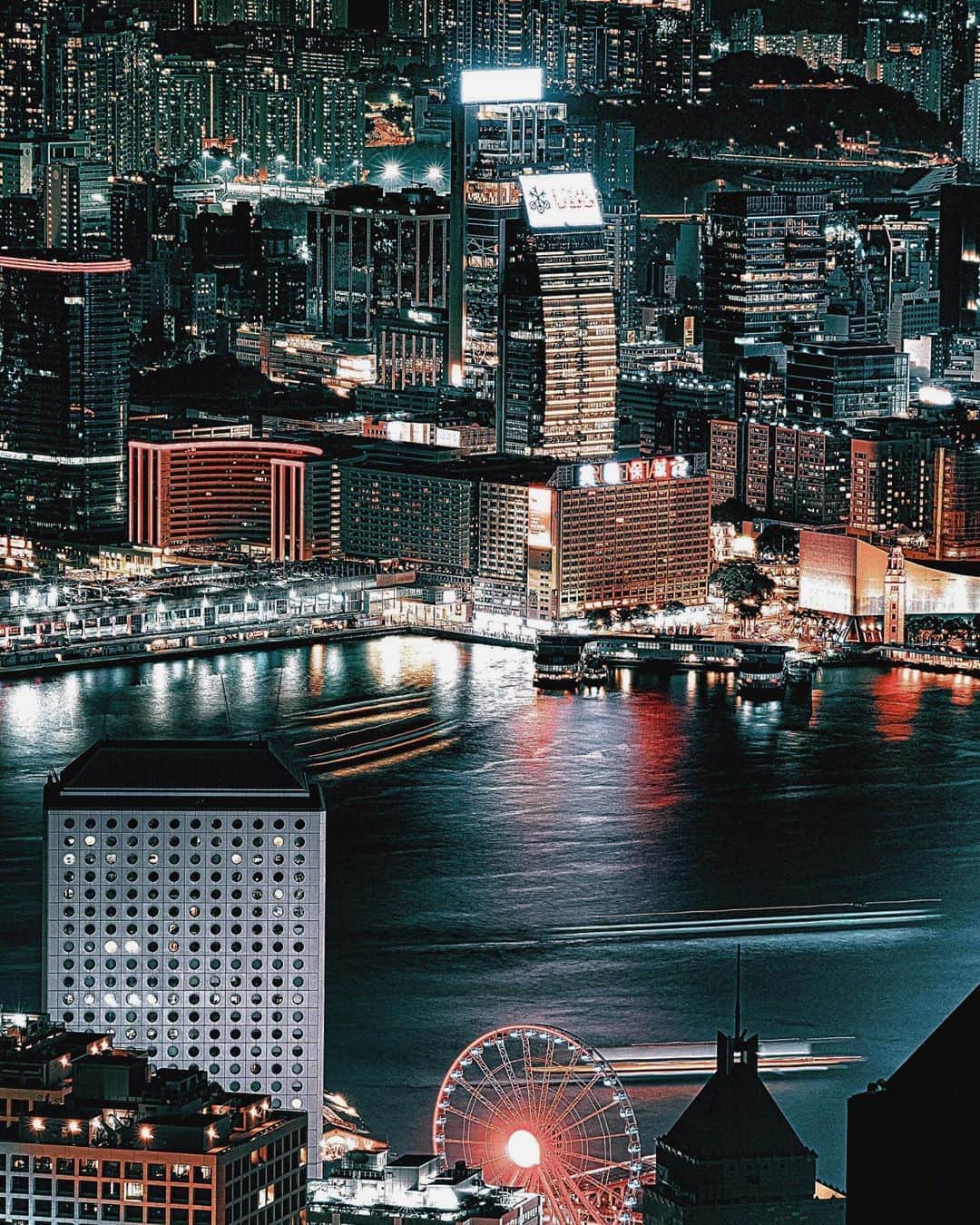 HAYAMI HANNAH ハナさん ど田舎のインスタグラム：「Victoria Harbor and Peak🇭🇰 Go To つかいますか🤔    #hayamihannah  #Picsofhk #香港 #Sonyimagegallery  #discoverhongkong #instameethk⁠ #awesomehongkong  #hongkongphotography⁠ #unlimitedhongkong  #exploringhongkong⁠ #hongkongstreets  #hongkongnight  #hongkong  #hongkonglifestyle #Hongkonginsta  #hongkongstreetphotography⁠ #visualhongkong  #reframinghk  #travelphotography  #sonyimages #moodygrams⁠  #Adorama #アガる香港 #yourshotphotographer  #localiiz  #hongkongguide  #TimeOutHK #capitalshooters  #Cityphoto_HongKong #Monstermoods」