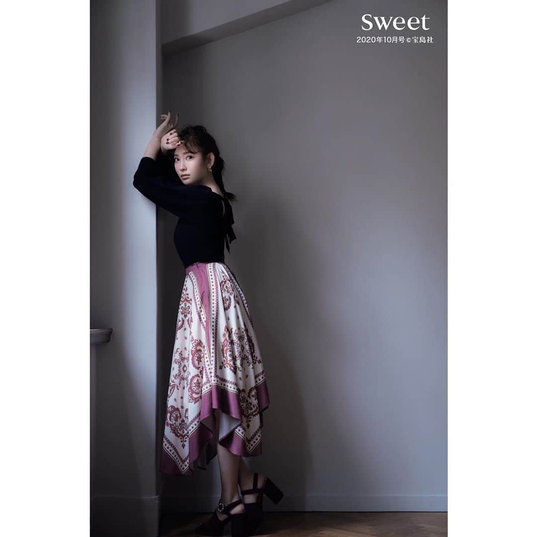 のインスタグラム：「【sweet10月号 P.114-117掲載📕💕 こじはる クラシックStyleで旅気分 31 Sons de mode✨】  この秋冬のテーマ “Voyage（旅）”をテーマに ヨーロッパの街並みを連想させる クラシックな秋スタイルを 言わずとも大人気❣️ こじはること小嶋陽菜さんが 着こなしてくださっています🥰❤️  存在感抜群のスカーフ柄スカートを主役にした レディムード満載のコーディネート🎀  波打つようなイレギュラーヘムが足さばきを 美しく演出✨ バックリボンがアクセントになったシンプルな黒ニットをトップスに選び スカートの魅力をストレートに生かす着こなしがおすすめです☺️❤️ ———————————————————— ♦️ソウバリスクエアバックリボンニット￥7,900+tax #31sdm品番050313 カラー(ブラック/オフホワイト/ピンク/グリーン/ダークブラウン) ワンサイズ ♦️スカーフ柄プリントスカート￥9,800+tax #31sdm品番030356 カラー(ピンク/グリーン/キャメル) サイズ（36/38） ♦️フェイクスエードサンダル￥9,800+tax #31sdm品番100310 カラー(ボルドー/ブラック/キャメル) ♦️パールナミフープピアス￥2,500+tax #31sdm品番090312 カラー(ゴールド) ———————————————————— 詳細は sweet10月号 ＆ OFFICIAL ONLINE STOREからCHECK❤️ ———————————————————— #31Sonsdemode #31sdm #sweet #sweet10月号 #fashion #autumn #winter #classic #classicstyle #voyage #knit #skirt #scarf #coordinate #トランテアンソンドゥモード #トランテアン #スウィート #小嶋陽菜 さん #こじはる #秋服 #秋コーデ #旅 #ニット #スカート #スカーフ柄 #コーディネート」