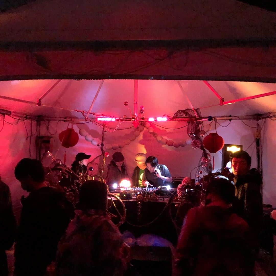 金剛地武志のインスタグラム：「りんご音楽祭前夜祭、山の神ステージ雨の中。 　#ringofes」