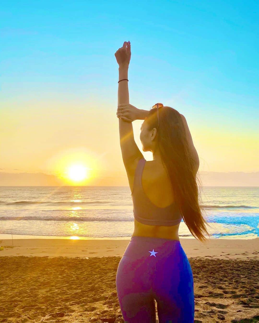 SAORIのインスタグラム：「太陽はみんなに平等🌞 元気もらえる朝の光✨ charged 💪 ⭐︎⭐︎⭐︎ @benefitness.store @benefitnessgym の 上下セットアップのヨガウェア🧘‍♂️ ⭐︎マークが大人かわいいデザイン💗 このブランドのフィットネスウェアは女子力高めなデザインで カラーも豊富で迷いまくったよ😍😍 生地もしっかりしてるから、フィット感も良き🤩 #saotraveltheworld  #さおりのケツスタグラム  ✾ #フィットネスウェア #ヨガウェア #フィットネス女子 #筋トレ女子 #ベネフィットネスストア #ウェア専門店 #pr #東京 #tokyo #港区 #高身長女子 #model #モデル #influencer #インフルエンサー #instagramer #インスタグラマー #ambassador #アンバサダー #フリーモデル #ポートレートモデル #カメラマンさんと繋がりたい #ポトレ #ポトレのセカイ #ビジョラダ #美女jp #ビジョフォ #ビジョナビ」