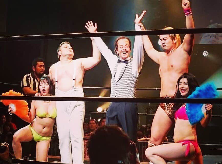 福田洋のインスタグラム：「10月11日のプロレスリングBASARA千葉大会にて、かなりアクシデント的にアントーニオ本多さんとの一騎打ちが組まれました。  思えば、2016年に台湾で睡眠防止デスマッチで本多を寝かしつけて勝利を収めて以来かもしれません。 ヨガくなってからは初めてですね。そもそも、本来すべての瞬間が初めてなのですがね。  画像はA.YAZAWAなので関係ないっちゃないですが、楽しかった思い出なのでアップさせてください。  #本多ぶっつぶす #きてね！ #basara_pw」