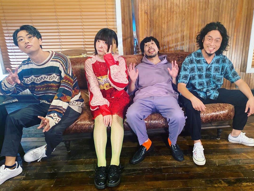 ひらさわあくびのインスタグラム：「昨晩は17LIVE生配信『music connection』ご視聴ありがとうございました🌟いとうせいこうさん、ハマ・オカモトさんとたっぷりお話できて楽しかったです⚡️⚡️ アーカイブは後日観れるそうなので、詳細分かり次第報告しまーす🌟　#ニガミ17才」
