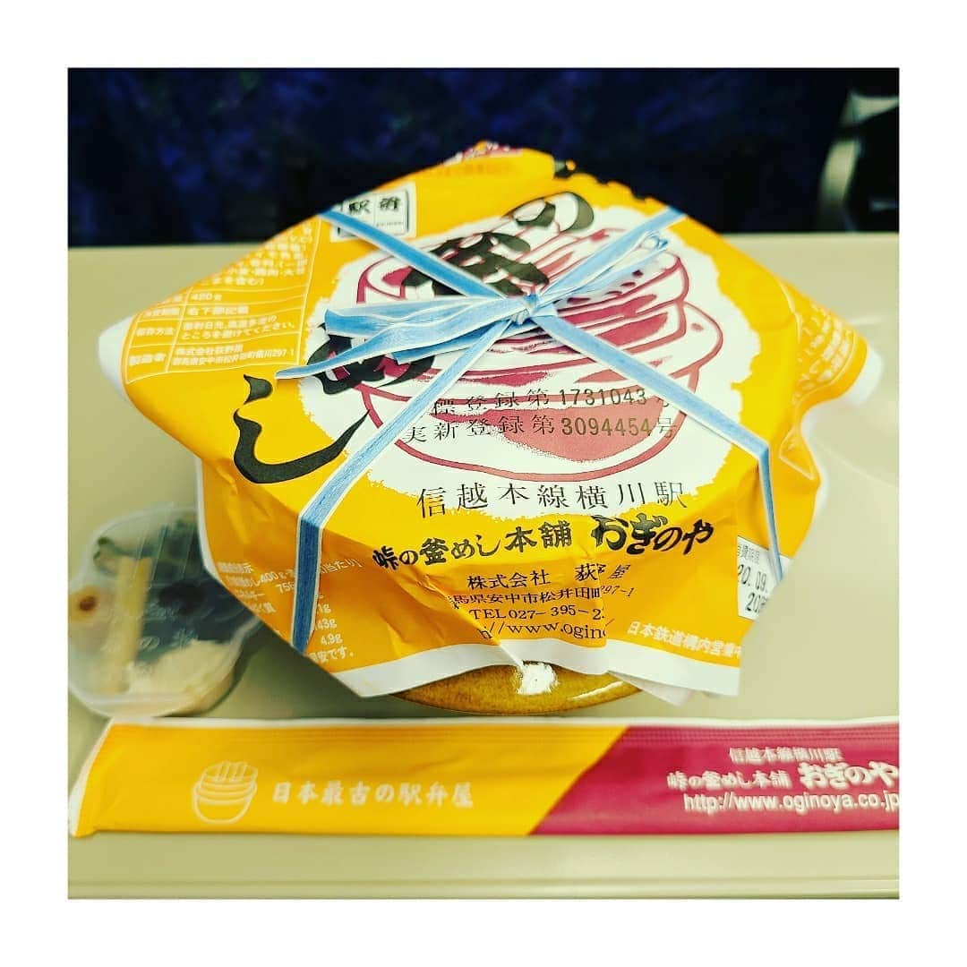 彩乃かなみさんのインスタグラム写真 - (彩乃かなみInstagram)「﻿ ﻿ ﻿ お彼岸と懐かしの味﻿ ﻿ ﻿ ﻿ #お墓参り﻿ #御供えに﻿ #地元の美味しい三色おはぎ #両親も私も大好き﻿ #兄はおはぎが若干苦手…(笑)﻿ #温泉入って帰りの電車で﻿ #峠の釜めし﻿」9月25日 18時40分 - kanamiayano.official