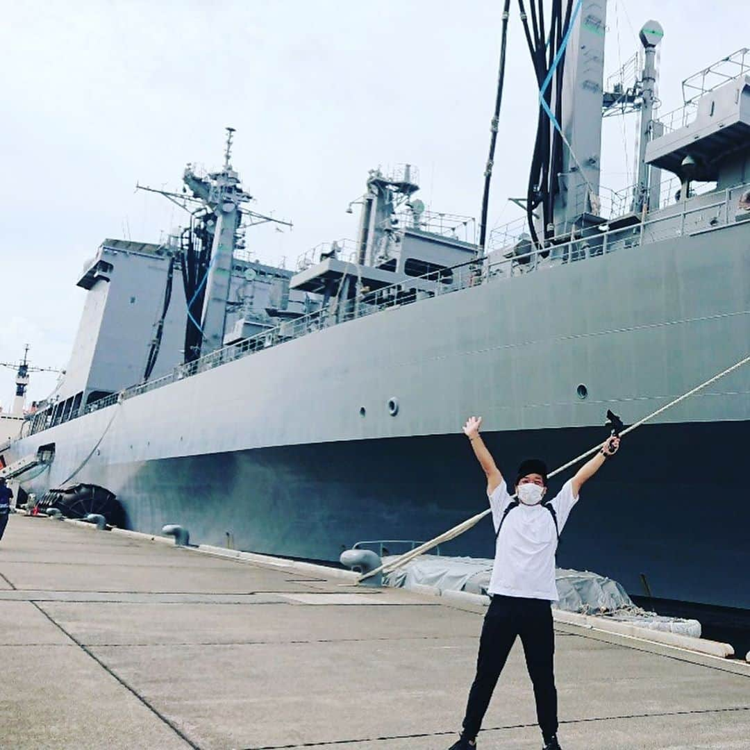 高本剛志さんのインスタグラム写真 - (高本剛志Instagram)「YouTubeチャンネル 雷ジャクソン 高本の護衛艦たかもと   海自の一般公開イベント 舞鶴マリン・フェアを初ロケ取材！ 迫力ある映像をお楽しみ下さい！  今夜も2100にアップ予定！ 乗組員総員集合〜！ ヨーソロー！(￣^￣)ゞ  https://www.youtube.com/channel/UCOLi4n5vTZKqFoQN_A02m2w  #舞鶴#マリンフェア#海上自衛隊#海自#砕氷艦しらせ#補給艦ましゅう#護衛艦#護衛艦あさぎり#護衛艦せんだい#陸上自衛隊#第7普通科連隊#JMSDF」9月25日 18時44分 - takamoto76