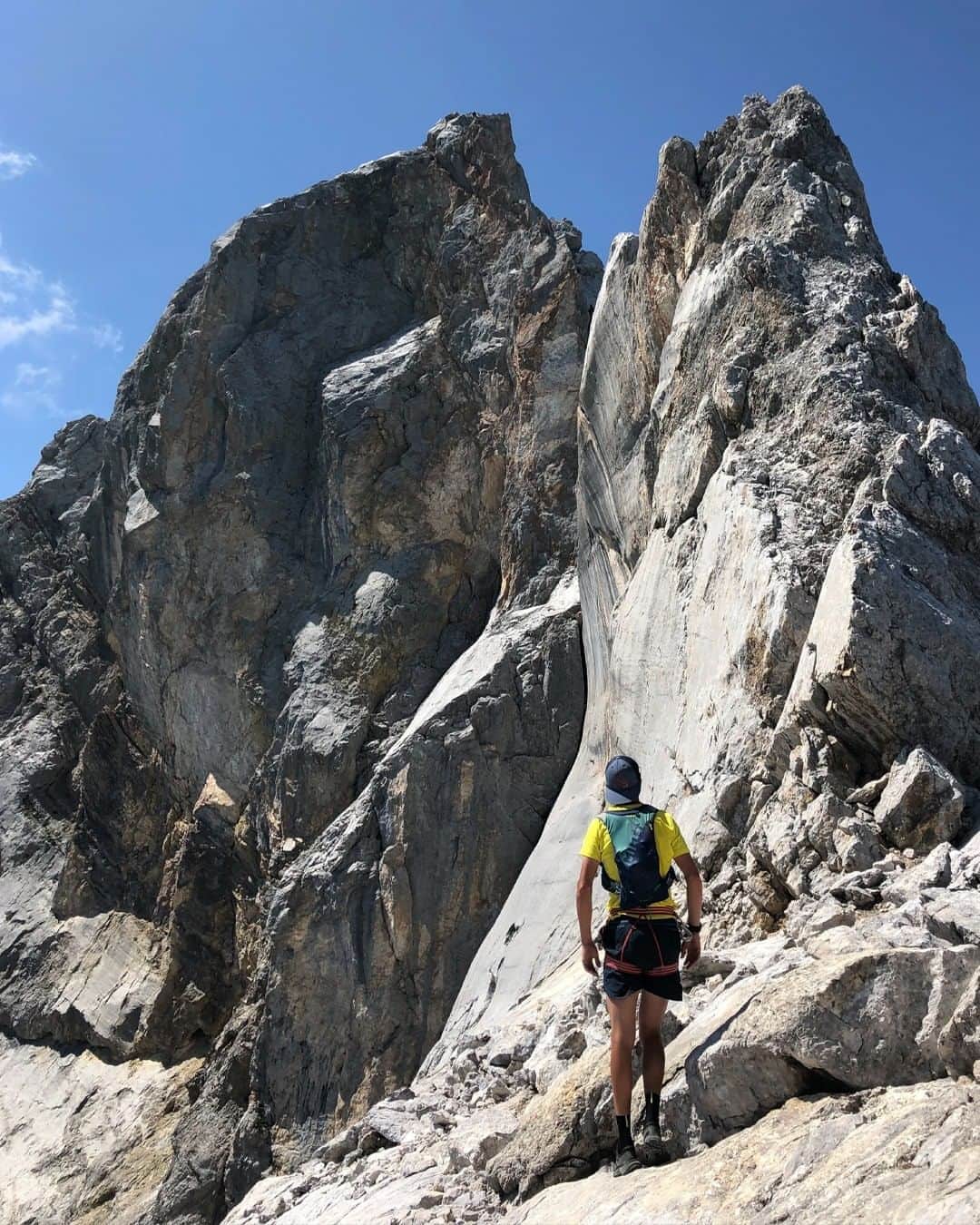 ミレーのインスタグラム：「Alpine running, fast and light mountaineering, trail running. Call it whatever you want but for sure it's something we love!  📷 @jorisperillatpessey   #MilletRiseUp」
