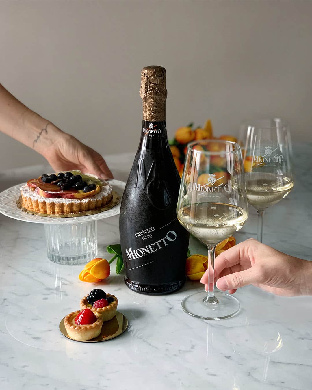 Mionetto Proseccoのインスタグラム：「Per un brindisi con Cartizze DOCG Dry – MO Collection suggeriamo un dolce speciale!⁣ @enozioni ha scelto l’abbinamento perfetto con pasticceria leggera di frutta e crema.⁣ #mionettoprosecco #mionettoinsieme⁣ Bevi Mionetto responsabilmente」