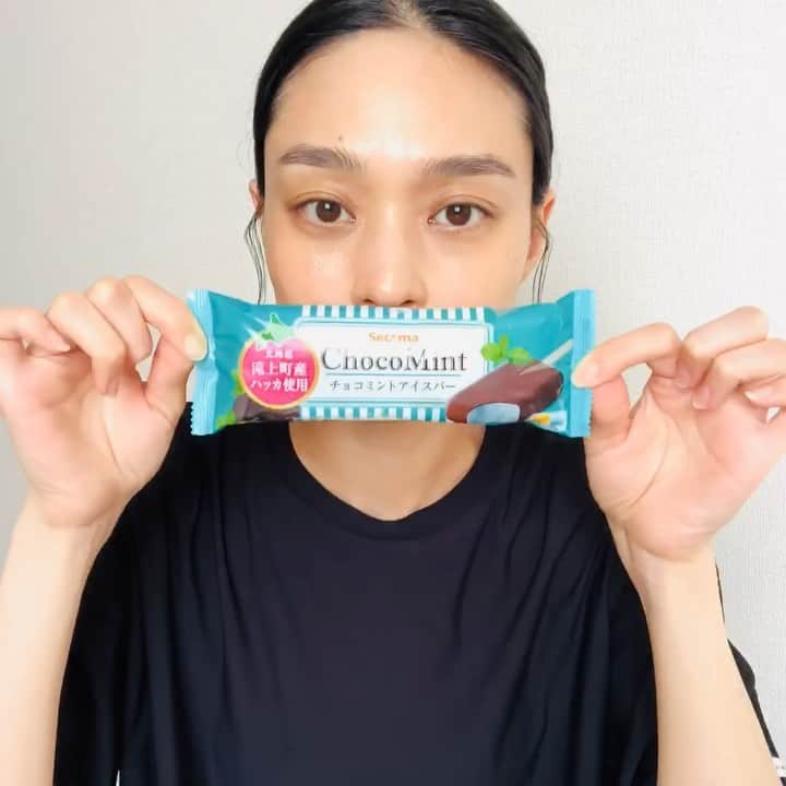 安宅葉奈のインスタグラム：「まだ暖かい日に﻿ 食していた﻿ #チョコミントアイス 🌿﻿ ﻿ 寒くなってきたから﻿ アイスの投稿は﻿ そろそろ 季節外れですね😂﻿ ﻿ こちらもハッカ使用のもの☝️﻿ カルディのチョコミントアイスより﻿ もっとずっと ハッカでした🌱﻿ ﻿ 色が青くて﻿ 珍しかったです💙﻿ ﻿ まわりのパリパリチョコだけ﻿ 先に食べたくなるのは﻿ 私だけですか？？😂💓﻿ ﻿ ﻿ #季節外れ #チョコミン党﻿ #セイコーマート #まいばすけっと﻿ #チョコミントアイスバー﻿」