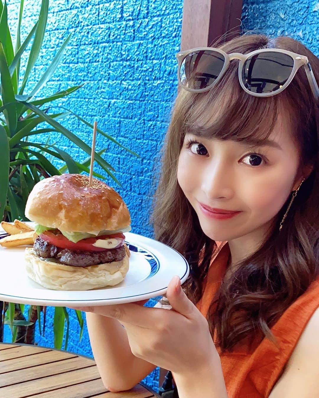 赤間有華のインスタグラム：「気分はハワイ😎🌴🌺 。 実はかき氷を4つ食べたあと、ハンバーガー屋さんに直行しました🍔🍟 。 #ハンバーガー#三軒茶屋#三軒茶屋グルメ#ファンゴー#fungo」