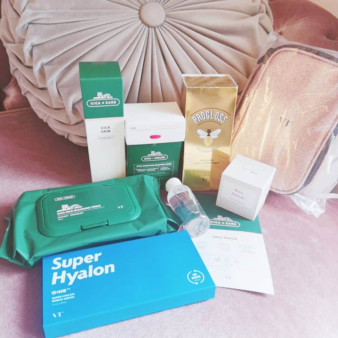 中島彩のインスタグラム：「初めて購入してみた @vtcosmetics_japan のHappyBag❤️ 噂通りのお得感～💕 愛用中のCICAトナーやスリーピングマスクはストックに✨ 気になっていたsuperhyalonシリーズのセラムやPROGROSSシリーズのマスクも使うのが楽しみ😍 次回も見つけたら絶対オーダーするー💕 @qoo10.official   @vtcosmetics_official #vt #cica #スリーピングマスク #シカスキン　#スポットパッチ 　#progross #カプセルマスク #プログロス　#スーパーヒアルロン #リニューセラム」