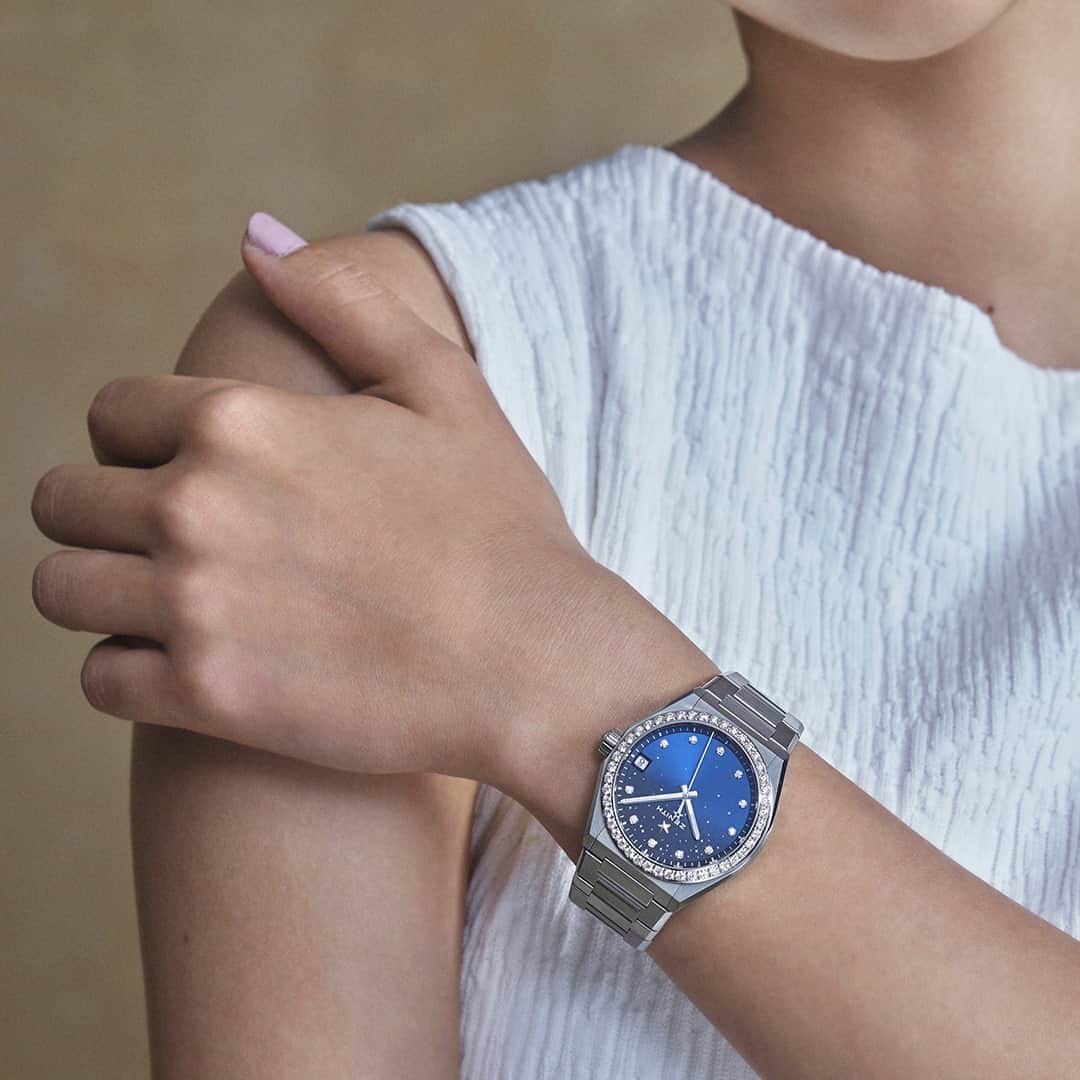 ゼニスのインスタグラム：「#Dreamhers: Airi's choice: DEFY Midnight with a blue gradient dial and diamond-set bezel, a versatile and resolutely feminine creation for all occasions.  #Zenith #ZenithWatches #TimeToReachYourStar #ZenithXDreamhers #AiriHatakeyama #Olympic #OlympicGymnast #Gymnast #DefyMidnight」