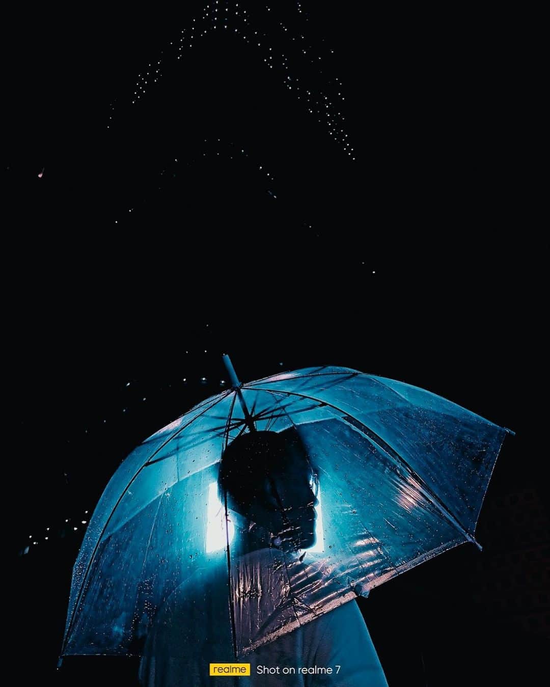 Putri Anindyaのインスタグラム：「In the mood for blue //  Looking for a feeling in a big city. Where people rush. where the traffic heats. At 6pm, the sun slowly runs away from it. The blue comes in while waiting for the dark. That’s when the melancholia knocks in. For the lover of silence in the crowds, here is a series for you.   ———  I took them all with cyberpunk filter built in the realme 7 and slightly edited them in the lightroom.   Well, untuk realme fans jangan lupa ikut 2020 Global Photography Contest #FotoMalamrealme. Yuk daftar di bit.ly/shotonrealme dan menangkan hadiah utama senilai USD 10.000 dan realme 7 series  Sekedar tips, ketika foto dengan filter cyberpunk : - take picts in the evening. Paling pas foto malam dengan filter ini.  - Cityscapes or murky suburb paling cocok dengan mood cyberpunk.  - Cari penerangan semacam street light or neon. - Kalau menggunakan model, choose white outfit.  - Have fun!  #FotoMalamrealme #Shotonrealme #64MPPowerMaster #realme7 #realme7i #FavoritnyaAnakMuda #DareToLeap」