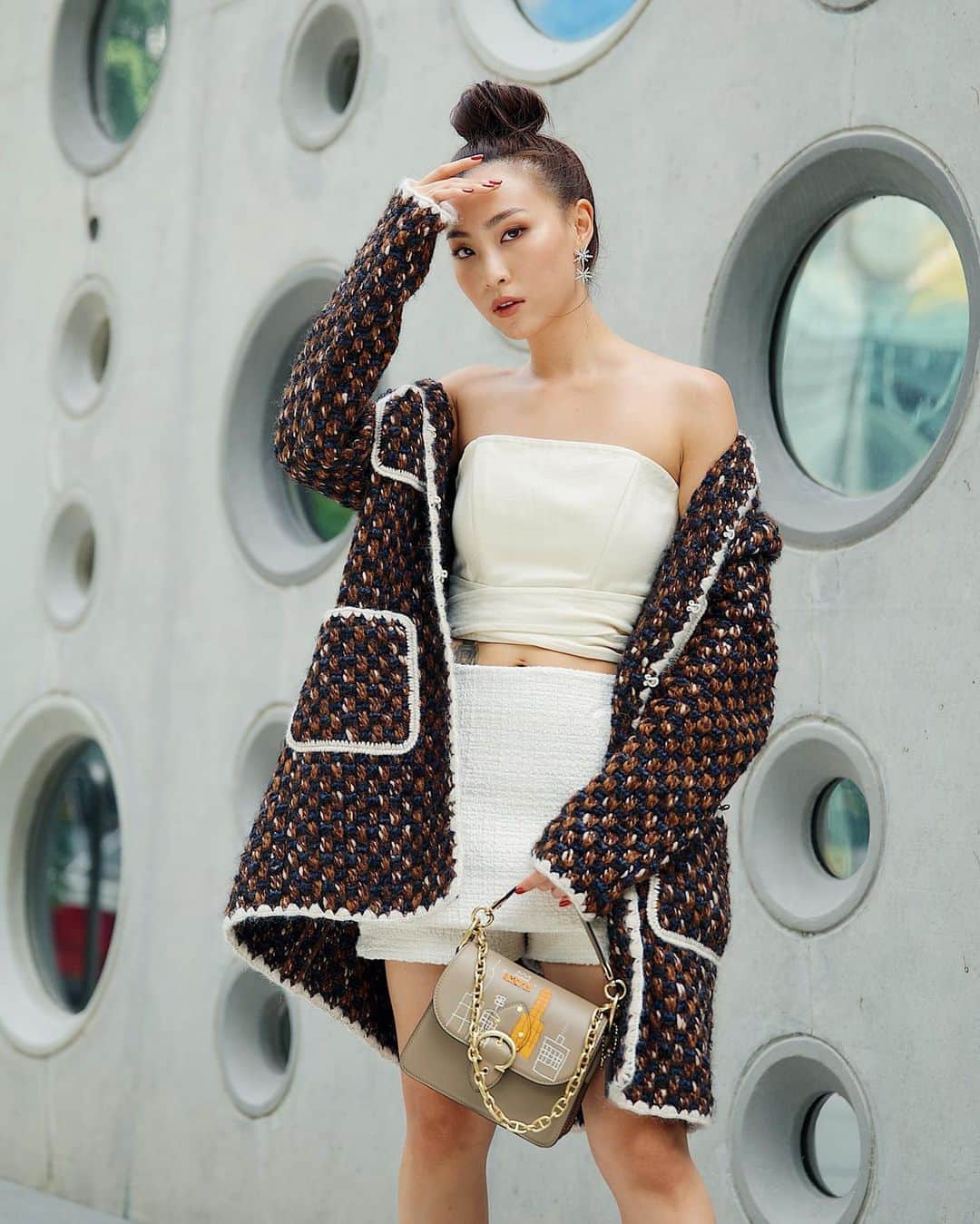 のインスタグラム：「My take on a vacay look since we can’t travel anywhere just yet - fall/winter on the outside, party on the inside! 🤣 Took my super cutie #COACHXBASQUIAT bag out for a spin 🤍  Check out the new collection in stores and receive a limited edition gift! @coach  PC: @nicolequek」
