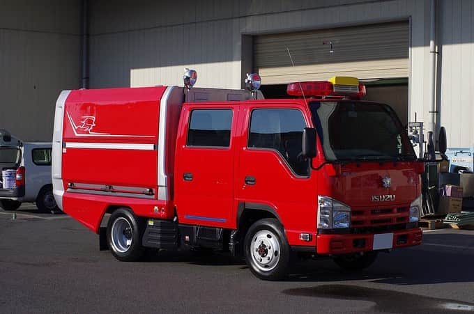 モリタさんのインスタグラム写真 - (モリタInstagram)「多機能型消防車「REDSEAGULL(レッドシーガル）」。消防団員にも救助活動を期待する声から生まれた消防車です。小型動力ポンプの他ら多種多様な資機材を積載できます。 火の用心で、よい週末を！ #人と地球のいのちを守る #モリタ#消防車#消防団#消防#消防士#消防団員#morita#firetruck#redseagull#レッドシーガル#firetruck#firefighting #firefighter #rescue#truck#car#vehicle#red」9月25日 18時53分 - moritagroup