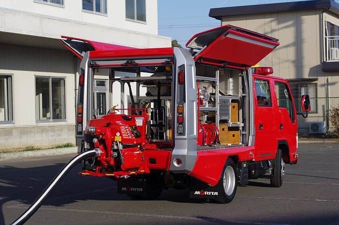 モリタさんのインスタグラム写真 - (モリタInstagram)「多機能型消防車「REDSEAGULL(レッドシーガル）」。消防団員にも救助活動を期待する声から生まれた消防車です。小型動力ポンプの他ら多種多様な資機材を積載できます。 火の用心で、よい週末を！ #人と地球のいのちを守る #モリタ#消防車#消防団#消防#消防士#消防団員#morita#firetruck#redseagull#レッドシーガル#firetruck#firefighting #firefighter #rescue#truck#car#vehicle#red」9月25日 18時53分 - moritagroup