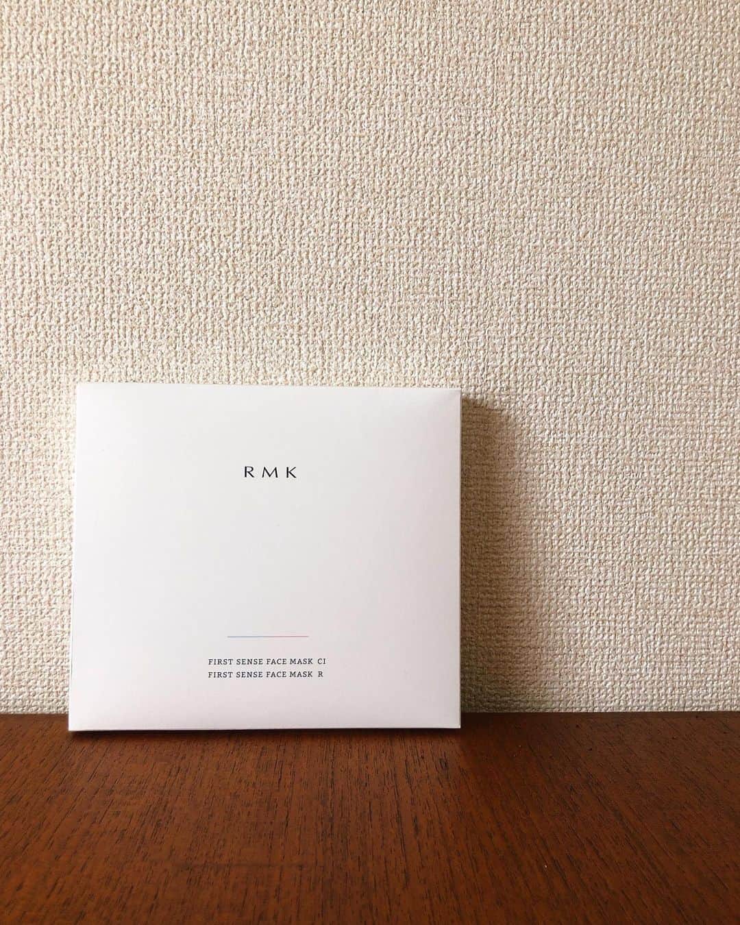 佐々木香奈さんのインスタグラム写真 - (佐々木香奈Instagram)「special  skin care🌿  1日頑張った夜の ご褒美マスク！ 次の日の肌の調子が 全然違った🔸🔸🔸  #RMK #RMKスキンケア #RMKフェイスマスク  #supportedbyRMK」9月25日 18時54分 - sasakikana