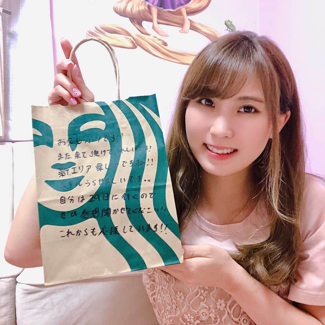 のインスタグラム：「やっほー💜﻿ ﻿ 今日の関東のお天気は雨でございます☔️﻿ ﻿ みんなお元気お過ごし？🧸🎀﻿ ﻿ ﻿ なんとね！﻿ ﻿ またまた、たまこの動画をみてくれているスタバの優しいお兄さんにプレゼントをいただいてしまいました😭😭﻿ ﻿ ﻿ 休憩中に自分のお金でプレゼントをくれたの😭﻿ ﻿ ﻿ そんな優しいスタバのお兄さんのためにも、たまこもっと楽しい動画撮れるように頑張りたいな💪🏻✨﻿ ﻿ ﻿ とっても素敵なスイーツと大好きなほうじ茶いただきました😭💓💓﻿ ﻿ 美味しかった😭﻿ ﻿ ﻿ みんなの応援があるからこそ、たまこは頑張れます🍓﻿ ﻿ ありがとう🥰﻿ ﻿ ﻿ スタバまたいこっと☀️🦄﻿ ﻿ ﻿ ﻿ #youtuber #たまちゅーぶ #住吉珠貴 #スタバ」
