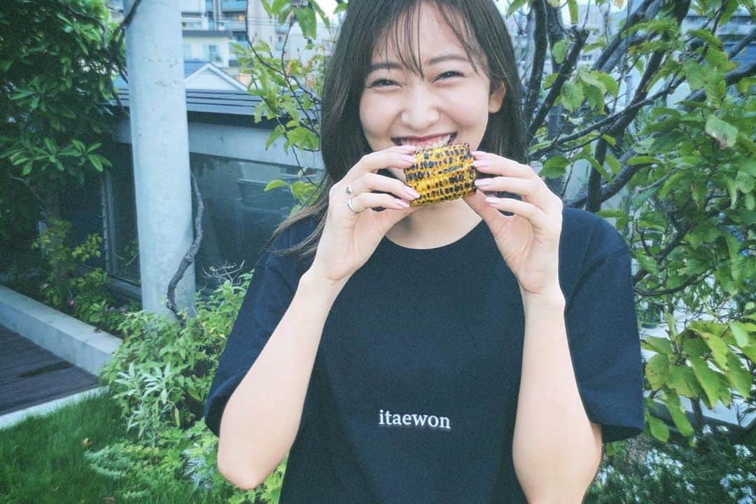 佐達ももこさんのインスタグラム写真 - (佐達ももこInstagram)「秋BBQは最高🍖  とうもろこしも最高🌽  気候がよすぎた〜🍃  梨泰院Tシャツ最高でしょ🤭🇰🇷  photo by @osakana_yuki  フィルムカメラほしくなった🎞  最後の写真はおまけ㊙️笑」9月25日 19時09分 - sadamomodayo