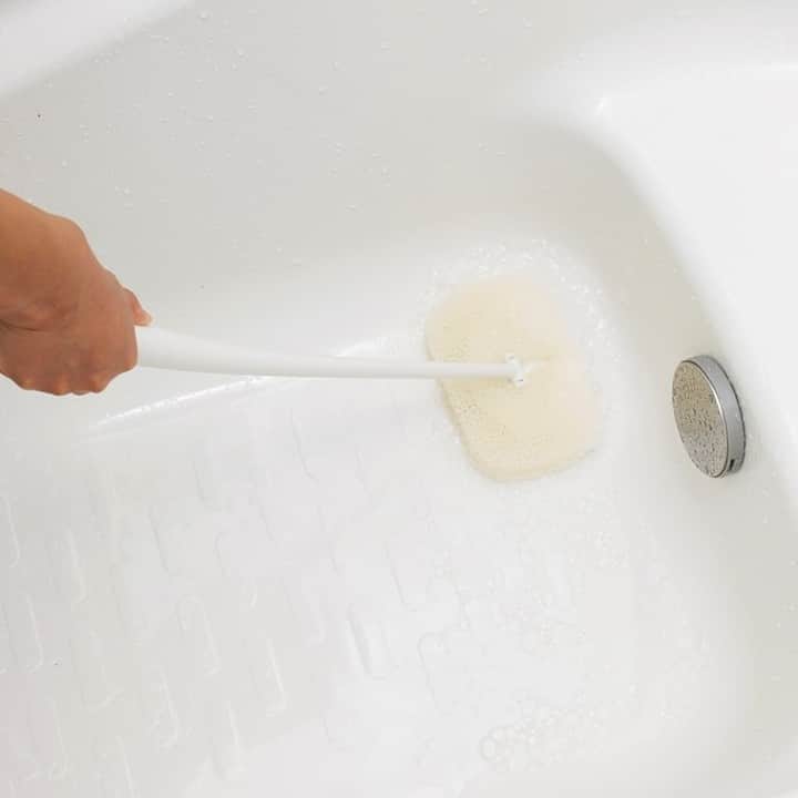 マーナ（おさかなスポンジ、立つしゃもじ、落としブタ）さんのインスタグラム写真 - (マーナ（おさかなスポンジ、立つしゃもじ、落としブタ）Instagram)「バスタブの掃除には#お風呂の柄付きスポンジ 。全長52センチで柄が長めなのでラクな姿勢で洗えます。ヘッドが動くので色々な面にフィット。掃除の後は何度か振れば簡単に水が切れる脱膜のスポンジ。お風呂に置いていても邪魔にならない色・かたちで、長くお使いいただきたいアイテムです。スポンジはリフィルもあります。  ーーーーー カラーはホワイト・グレー 詳細は商品タグからご確認下さい ーーーーー  #シンプルな暮らし #すっきり暮らす #暮らしの道具 #便利グッズ #心地よい暮らし #シンプルに暮らす #好きなものに囲まれた暮らし #持ちすぎない暮らし #スッキリ暮らす #楽しく暮らす #暮らしの記録 #生活雑貨 #便利アイテム #marna #マーナ #ホワイトインテリア #バススポンジ #柄付きスポンジ #きれいに暮らす #お風呂掃除 #バスタブ #掃除グッズ #掃除道具 #掃除用品 #バスグッズ #白で統一 #ホワイトインテリア好き #モノトーンインテリア #グッドデザイン賞受賞」9月25日 19時05分 - marna_inc
