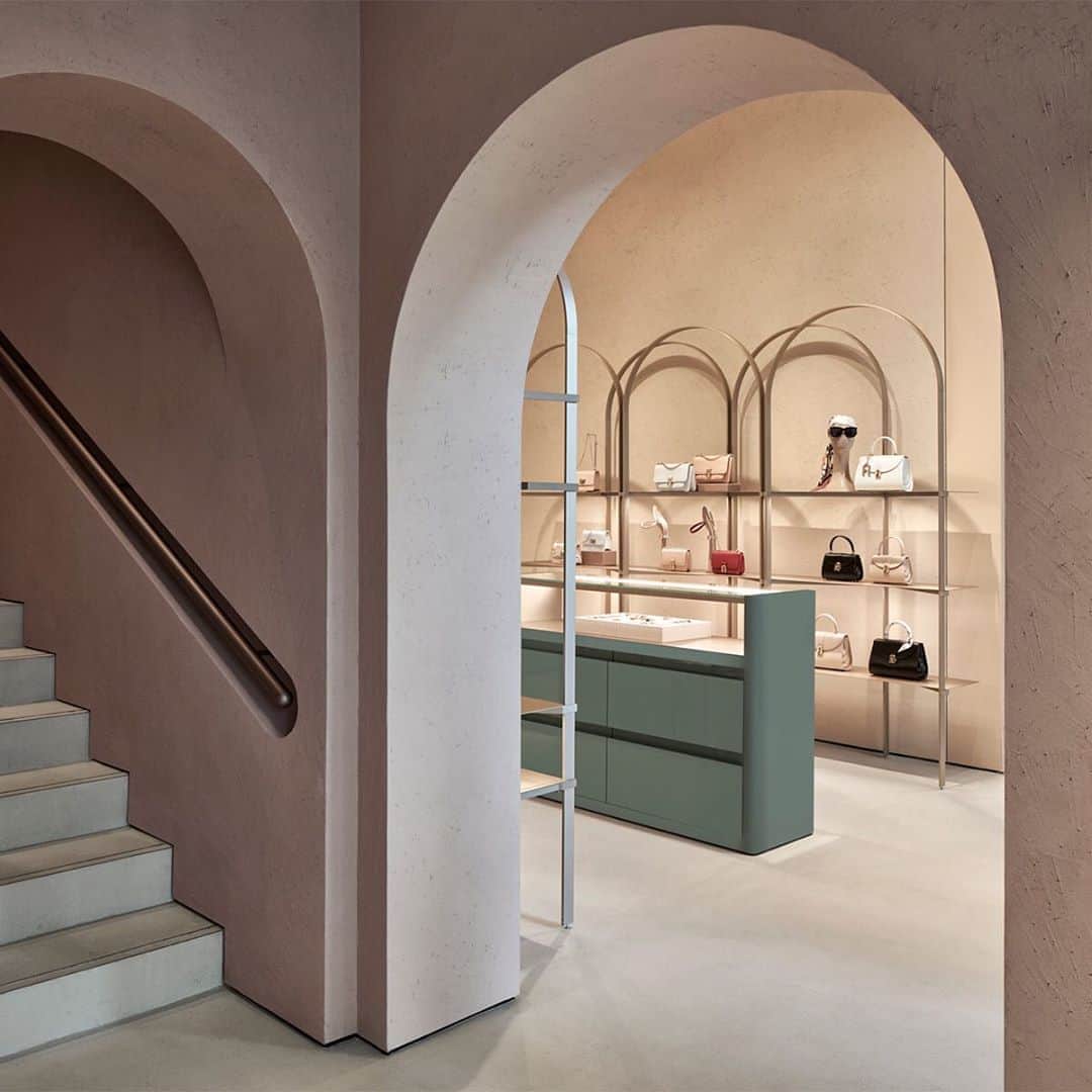 フルラのインスタグラム：「The arch as the symbol of the brand is renewed in raw-earth shades for Furla's new flagship,  designed by David Chipperfield Architects Milano. #furlaopeningparty #furla #accessories #fashion」