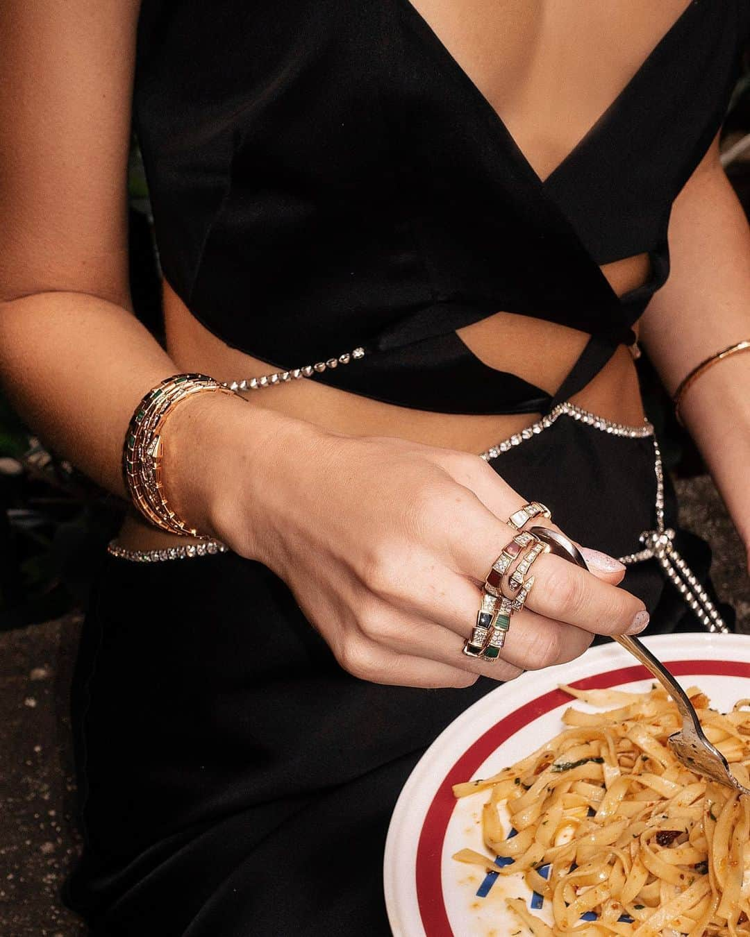 カルメン・ハミルトンさんのインスタグラム写真 - (カルメン・ハミルトンInstagram)「Keep your friends close and your fettuccine closer 🍝 @bulgari #bvlgari #serpentiviper」9月25日 19時06分 - carmengracehamilton