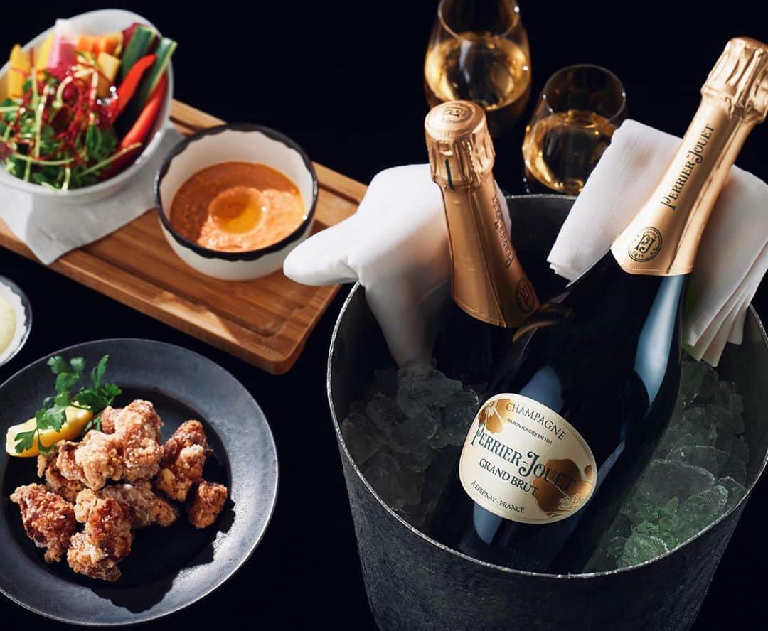 Andaz Tokyo アンダーズ 東京さんのインスタグラム写真 - (Andaz Tokyo アンダーズ 東京Instagram)「Introducing Free-Flow Champagne at the Rooftop Bar 🍾✨⠀ ルーフトップ バーでは、10月1日より17:00から20:00まで、ペリエジュエをお楽しみいただける特別なフリーフロープランを、🥂⠀ 7,500円（カバーチャージ込み！）にてご用意いたします。🌙 ご予約はストーリーをご覧ください！⠀ ⁣⠀ Beginning October 1st, join us from 17:00-20:00 at the Rooftop Bar for 2 hours of free-flowing Perrier-Jouet Champagne 🥂 accompanied by a selection of light snacks ✨ JPY 7,500 including seating charge, see our stories for reservations!⠀ ⁣⠀ #andazrooftopbar #perrierjouet #champagne #gotoトラベルキャンペーン #gotoトラベル #staycation #ステイケーション」9月25日 19時07分 - andaztokyo