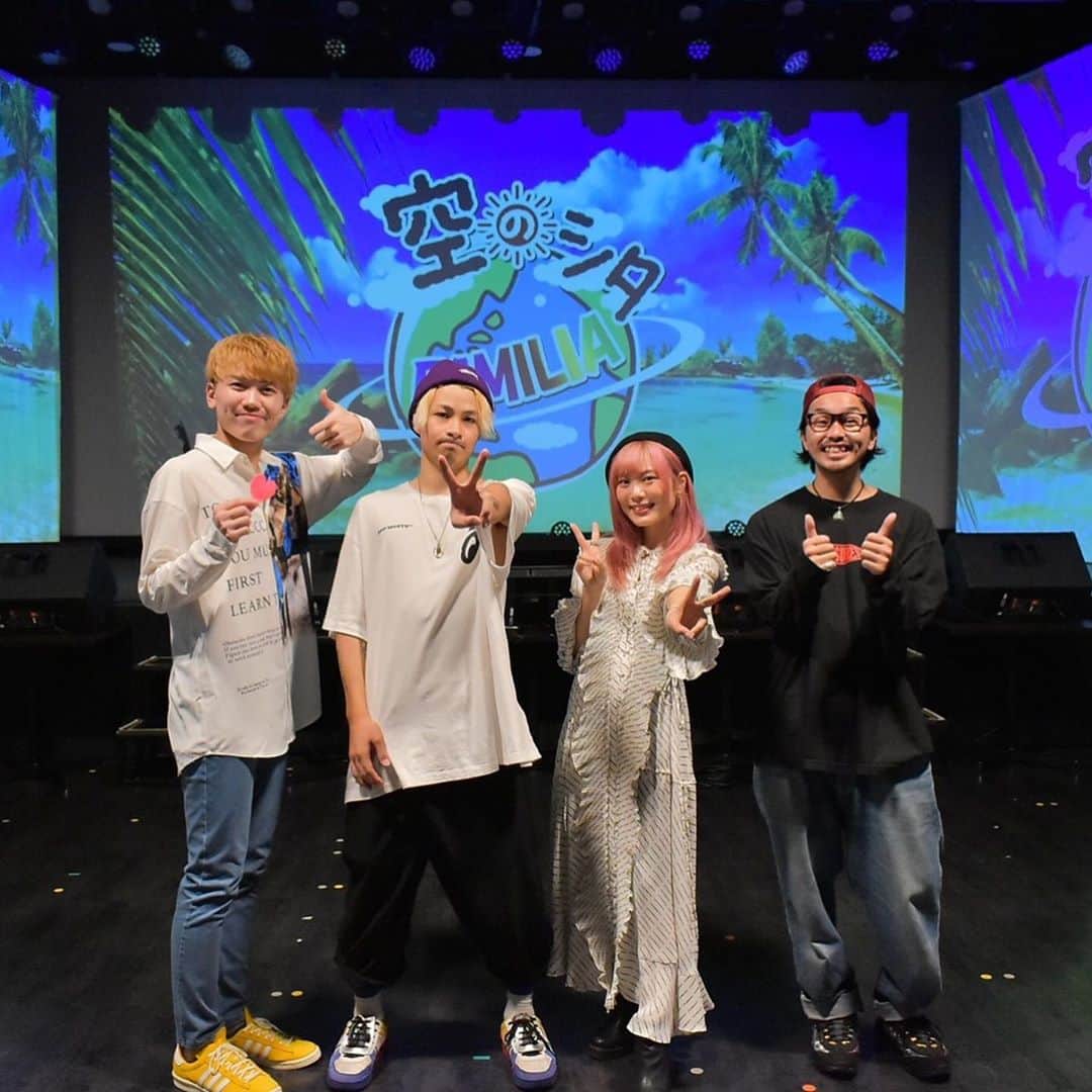 東郷知典さんのインスタグラム写真 - (東郷知典Instagram)「昨日は約1年ぶりのLIVE。 ホンマに最高でした！ 自分自身の成長とメンバーへの期待が更に感じれた濃い1時間でした😊  正直に不安しかなかったけど、 LIVEが終わった頃にはこのメンバーで高みへ登っていきたいと心から思いました！  "ありがとう"  #空ふぁむ #空のシタfamilia #歌手 #武道館 #ボーカルグループ #ユニット #仲良い #タトゥー男子 #タトゥー #おしゃれ #offwhite #ニット帽 #金髪 #髭 #ピンクヘアー #スニーカー #スニーカーコーデ #オニツカタイガー #onitsukatiger #オーバーサイズ #ゼスト #アーティストと繋がりたい #歌うま #singer #ノリ #nori #最高かよ #live #ライブ配信  #盛り上がり」9月25日 19時18分 - 105_nori