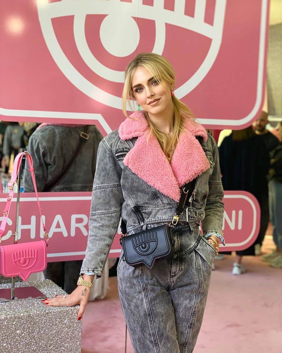 Blonde Saladさんのインスタグラム写真 - (Blonde SaladInstagram)「THE EYELIKE BAG IS HERE💕 The very first bag designed by @chiaraferragni for @chiaraferragnicollection is ready to become the it-bag you won’t ever give up! LINK IN BIO to discover the infinite combinations of the bag⚡️ Do you like it? #theblondesalad #chiaraferragnicollection #eyelikebag #chiaraferragni」9月25日 19時11分 - theblondesalad