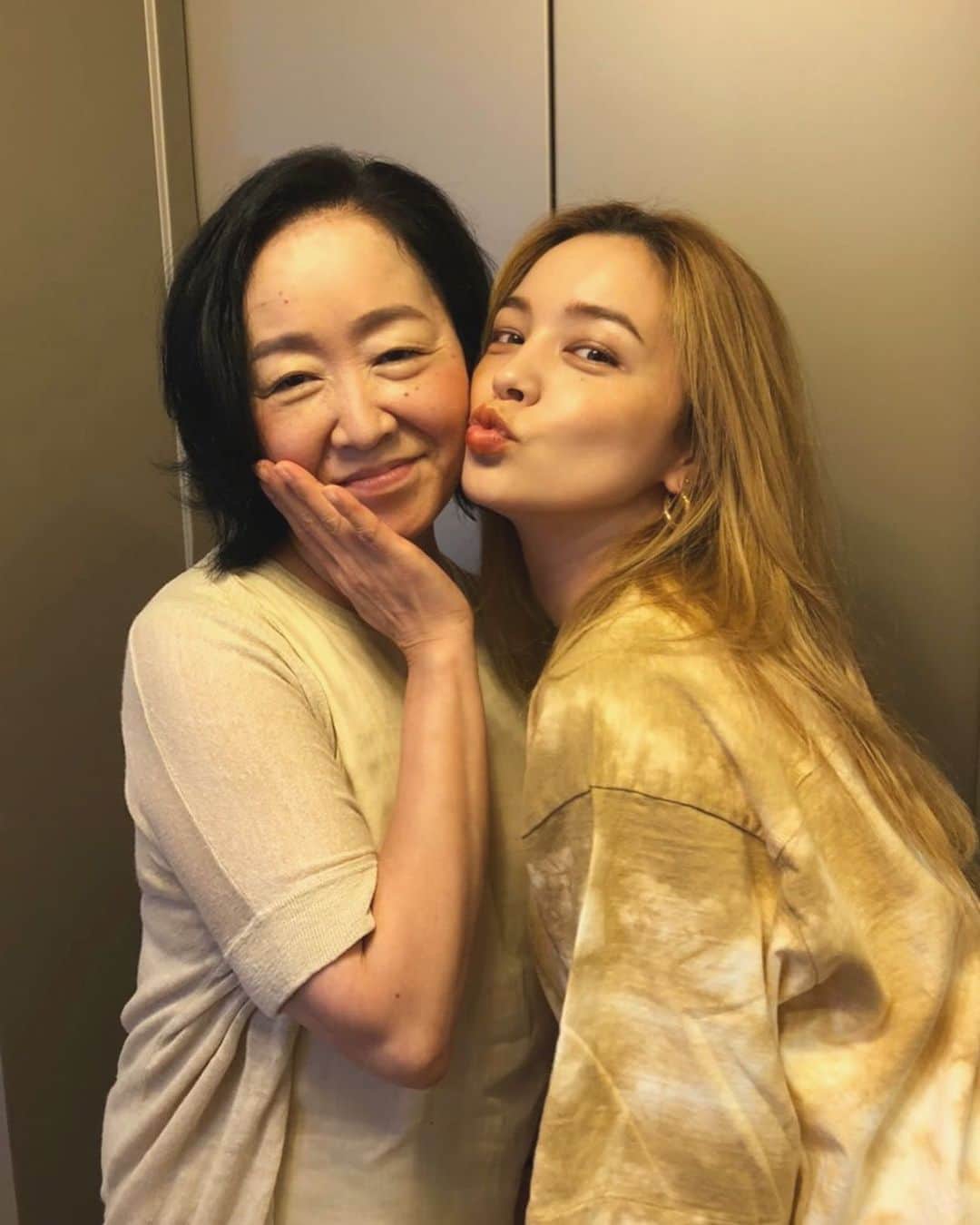 ステファニーのインスタグラム：「👩🏼‍🤝‍👩🏻❤️ 友達みたいな私のマミー。 美味しいお店もお洒落も 一緒に楽しめるっていいよね♡ そんなマミー、ボブにバッサリ切った！ #mom」