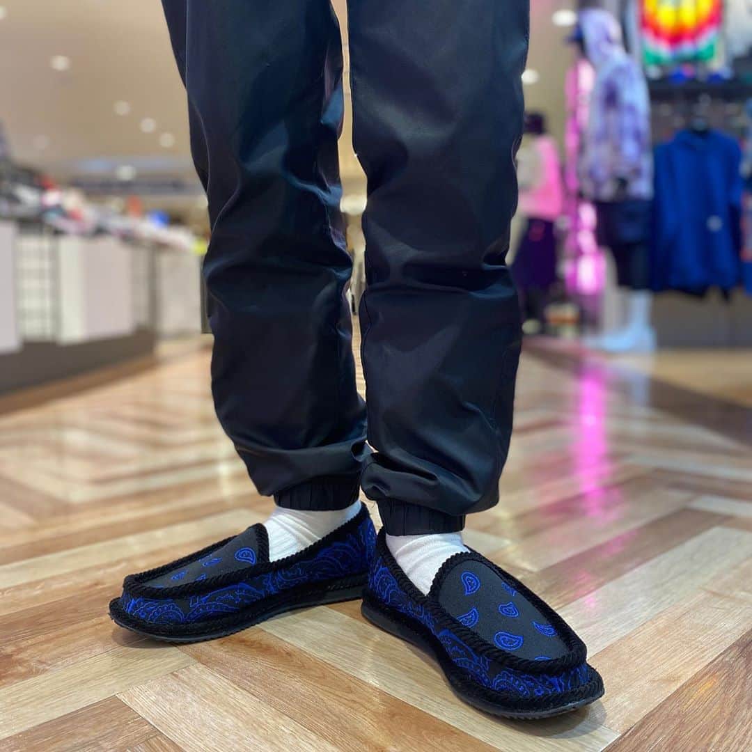 のインスタグラム：「TROOPERの "HOUSE SHOES" が入荷致しました💥 .  他ブランドのハウスシューズよりソールが頑丈に出来ているので、サンダル感覚でご近所履きとしても使える便利な一足です。 . #trooper #houseshoes #paisley #growaround #growaroundnewarrivals  #growaroundyokohama #growaroundbayside」
