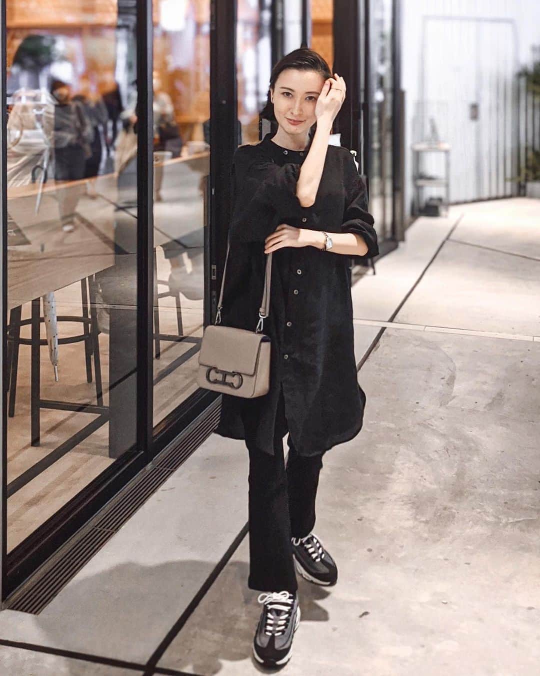 前田紀至子のインスタグラム：「今シーズンのワードローブ、なかなか良い感じに完成しつつある気がしているのでこの涼しさが嬉しい。  @vlasblomme のリネンチュニックは、これまでのリネン観を大きくアップデートしてくれる良さなので、恐らくヘビロテすることになりそうです。襟元が凝っていたり、シルエットが可愛かったりと、こういうの凄く好き。 恐らく少しずつ買い足すことでしょう。  #vlasblomme#ヴラスブラム#リネンシャツ#コルトレイクリネン#choosehope」