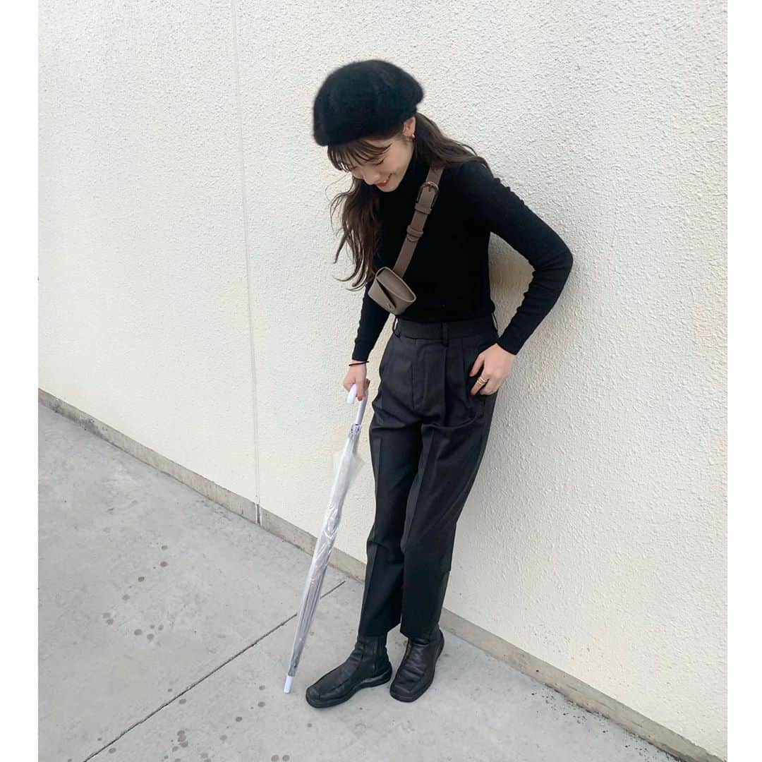 西谷菜々のインスタグラム：「. 先日のお洋服。🖤 沖縄から帰ってきたら すっかり肌寒くなってたので秋の装い🍁  STUNNING LUREのチンツクリーンパンツは 履きやすい&どんなシーンにも合いやすくて スタメンになりそうな予感😽 @stunninglure @stunninglure_snap #stunninglure #スタニングルアー」