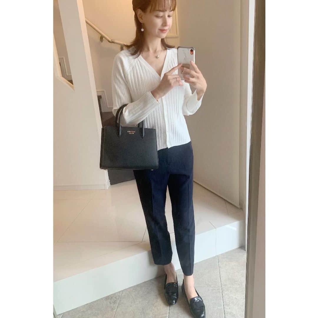 乙黒えりのインスタグラム：「超ベーシックコーデ  娘の習い事付き添いの日は ベーシックで。  動きやすいし着心地いいし長ーく使えるアイテム。  #tops @milaowen_official  #pants @soeju_official  #shoes @mackintoshphilosophy」
