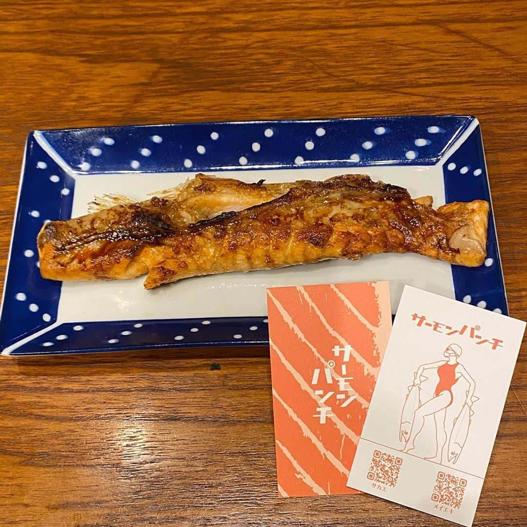 肉・海鮮・チーズ 北海道バル ほろほろのインスタグラム：「みんな大好き🧡ハラスのながーーーーい一本焼き🐟 蒲焼きですよ！！ お酒もごはんも進みますね🍚🍻  ##名駅グルメ#名駅ディナー#名駅ランチ#名駅サーモン#栄グルメ#栄ディナー#栄ランチ#名古屋グルメ#名古屋ディナー#名古屋#愛知海鮮丼#名古屋海鮮丼#愛知#nagoyastyle#名古屋情報通#あいなご#ナゴレコ#petrel_jp#retrip_nagoya#aumoグルメ#uwasalabo#identity_nagoya#nagoyajin#nagoyafood#ルトロン#名駅ごはん#サーモン#ナゴタベ」