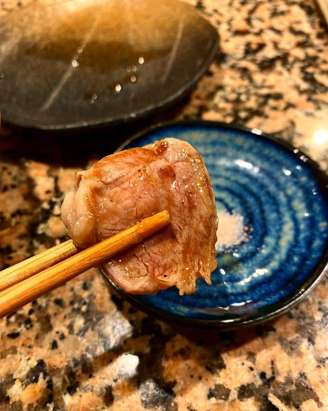 濱野りれさんのインスタグラム写真 - (濱野りれInstagram)「"Hitsuji Sunrise" 🐏 Lamb restaurant 📍 #azabujuban  You can choose from made in Japan or USA and more. You can also choose the age of the sheep too. The charm of this restaurant is that there are various types of lamb. How about to take L-CARNITINE deliciously after working hard??🐏🤍 - - ２年ぶりくらいに"羊SUNRISE"へ🐏 ラム肉はトレーニングの後に当日予約できるところに行きがちで、サンライズはかなかな当日取れず💦 久しぶりだったけど賑やかな雰囲気は相変わらずで 楽しくラム肉食べれました😋 今日一はラムユッケ❣️ - - #rirelog #hitsujisunrise #azabujubangourmet #tokyofoodie #tokyofoodies #tokyoeats #tokyogourmet #eatlover #tabelog #羊sunrise #fendi #fendijacket #autumnfashion #hermesjewelry #hermesearrings #saintlaurent #羊sunrise #美食 #ラム肉 #ジンギスカン #グルメ女子 #麻布十番グルメ #東京グルメ #フェンディ #ysl #エルメス #食べログ高評価 #食べログ4」9月25日 19時27分 - riregram