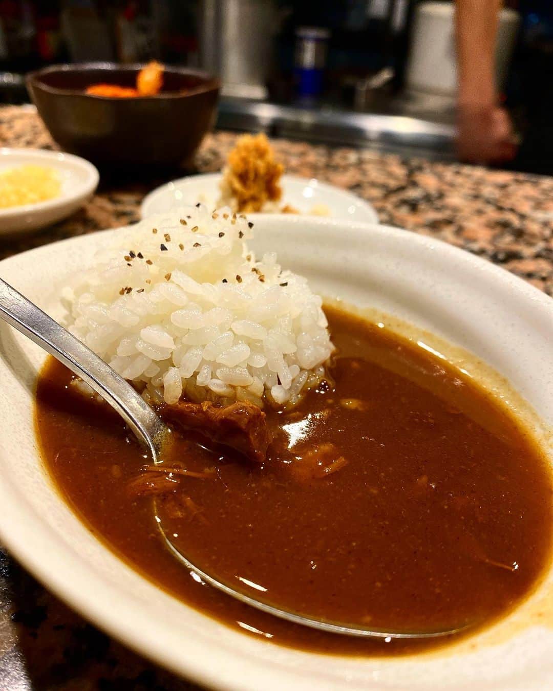 濱野りれさんのインスタグラム写真 - (濱野りれInstagram)「"Hitsuji Sunrise" 🐏 Lamb restaurant 📍 #azabujuban  You can choose from made in Japan or USA and more. You can also choose the age of the sheep too. The charm of this restaurant is that there are various types of lamb. How about to take L-CARNITINE deliciously after working hard??🐏🤍 - - ２年ぶりくらいに"羊SUNRISE"へ🐏 ラム肉はトレーニングの後に当日予約できるところに行きがちで、サンライズはかなかな当日取れず💦 久しぶりだったけど賑やかな雰囲気は相変わらずで 楽しくラム肉食べれました😋 今日一はラムユッケ❣️ - - #rirelog #hitsujisunrise #azabujubangourmet #tokyofoodie #tokyofoodies #tokyoeats #tokyogourmet #eatlover #tabelog #羊sunrise #fendi #fendijacket #autumnfashion #hermesjewelry #hermesearrings #saintlaurent #羊sunrise #美食 #ラム肉 #ジンギスカン #グルメ女子 #麻布十番グルメ #東京グルメ #フェンディ #ysl #エルメス #食べログ高評価 #食べログ4」9月25日 19時27分 - riregram