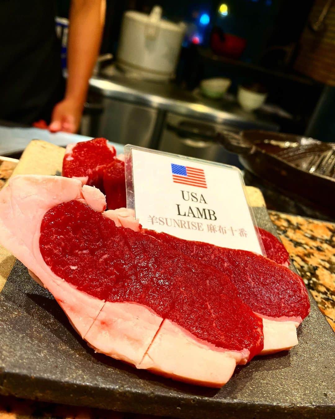 濱野りれさんのインスタグラム写真 - (濱野りれInstagram)「"Hitsuji Sunrise" 🐏 Lamb restaurant 📍 #azabujuban  You can choose from made in Japan or USA and more. You can also choose the age of the sheep too. The charm of this restaurant is that there are various types of lamb. How about to take L-CARNITINE deliciously after working hard??🐏🤍 - - ２年ぶりくらいに"羊SUNRISE"へ🐏 ラム肉はトレーニングの後に当日予約できるところに行きがちで、サンライズはかなかな当日取れず💦 久しぶりだったけど賑やかな雰囲気は相変わらずで 楽しくラム肉食べれました😋 今日一はラムユッケ❣️ - - #rirelog #hitsujisunrise #azabujubangourmet #tokyofoodie #tokyofoodies #tokyoeats #tokyogourmet #eatlover #tabelog #羊sunrise #fendi #fendijacket #autumnfashion #hermesjewelry #hermesearrings #saintlaurent #羊sunrise #美食 #ラム肉 #ジンギスカン #グルメ女子 #麻布十番グルメ #東京グルメ #フェンディ #ysl #エルメス #食べログ高評価 #食べログ4」9月25日 19時27分 - riregram