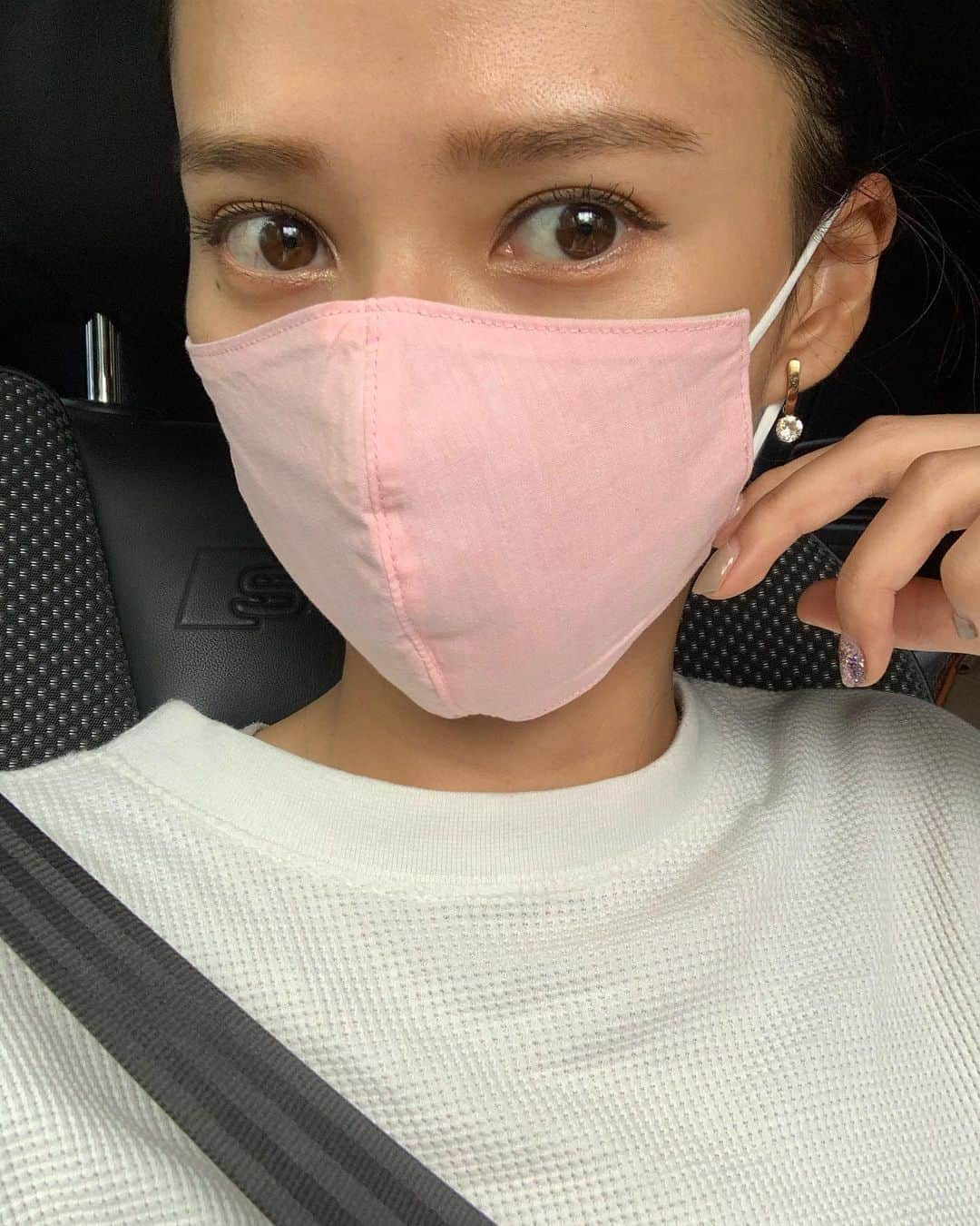 美優さんのインスタグラム写真 - (美優Instagram)「いい感じのマスクみーつけたっ😄﻿ ﻿ レザーのiPhoneケースやお財布などで﻿ お馴染みの　@bonaventura.official から出ているマスク😷﻿ ﻿ 色もナチュラルカラーで可愛いし、﻿ リバーシブルだし！！﻿ 服に合わせやすい色味だし、﻿ 抗菌マスクだし！！﻿ ﻿ ちょっとお値段高め？な気もするけど﻿ 洗ってずっと使えるし、ピンクとイエローを﻿ 買ったよ😊✨﻿ ﻿ 形も綺麗だし、大きすぎず、小さすぎず…﻿ 良い🤩﻿ ﻿ #マスク女子 #ボナベンチュラ　#bonaventura ﻿#カラーマスク」9月25日 19時24分 - miyu11_20