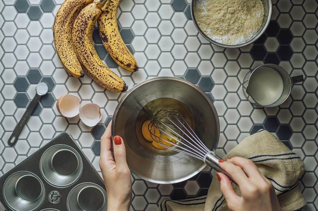 Nanaのインスタグラム：「gluten-free chocolate banana muffins 熟したバナナを消費したくて、つい生地に入れすぎたら膨らみがいまいちになってしまった日のマフィン。」