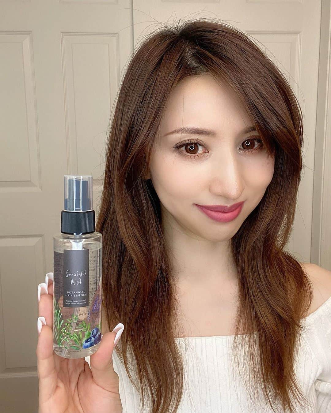 のインスタグラム：「♡_  こんばんは🌙  今日は髪を巻かずにストレート風に♡  パーマをかけている上に毎日のドライヤーとヘアアイロンで トリートメントはしていても毛先は乾燥してしまっていたの😢  熱の力でツヤサラ美髪へ導いてくれる ミストタイプのトリートメント Bella Pelle @bellapelle_official の 『ストレートミスト』をスタイリング前に 使うようになって乾燥も改善されて まとまりも良くなったよ♡  高級美容室で多く使われている栄養成分 「LCMC」配合だからサロン品質が自宅で叶っちゃう✨  熱を加えることでダメージを補修する 「エルカラクトン」などの保湿成分もたっぷりで 香りもとってもいいよ♬  #bellapelle #ストレートミスト #ミスト #トリートメント #くせ毛防止 #ストレートミスト #くせ毛ケア #くせ毛 #ダメージケア #新感覚 #艷髪 #美髪ケア #ヘアケア #エイジングケア #ヘアスタイル #50代ヘアスタイル #ロングヘア #巻髪 #サロンモデル #サロモ #美容好きな人と繋がりたい #アラフィフママ #jマダムのおしゃれ #大人女子 #美魔女 #アンチエイジング #美容モデル #ミセスモデル #読者モデル #ponte_beauty」