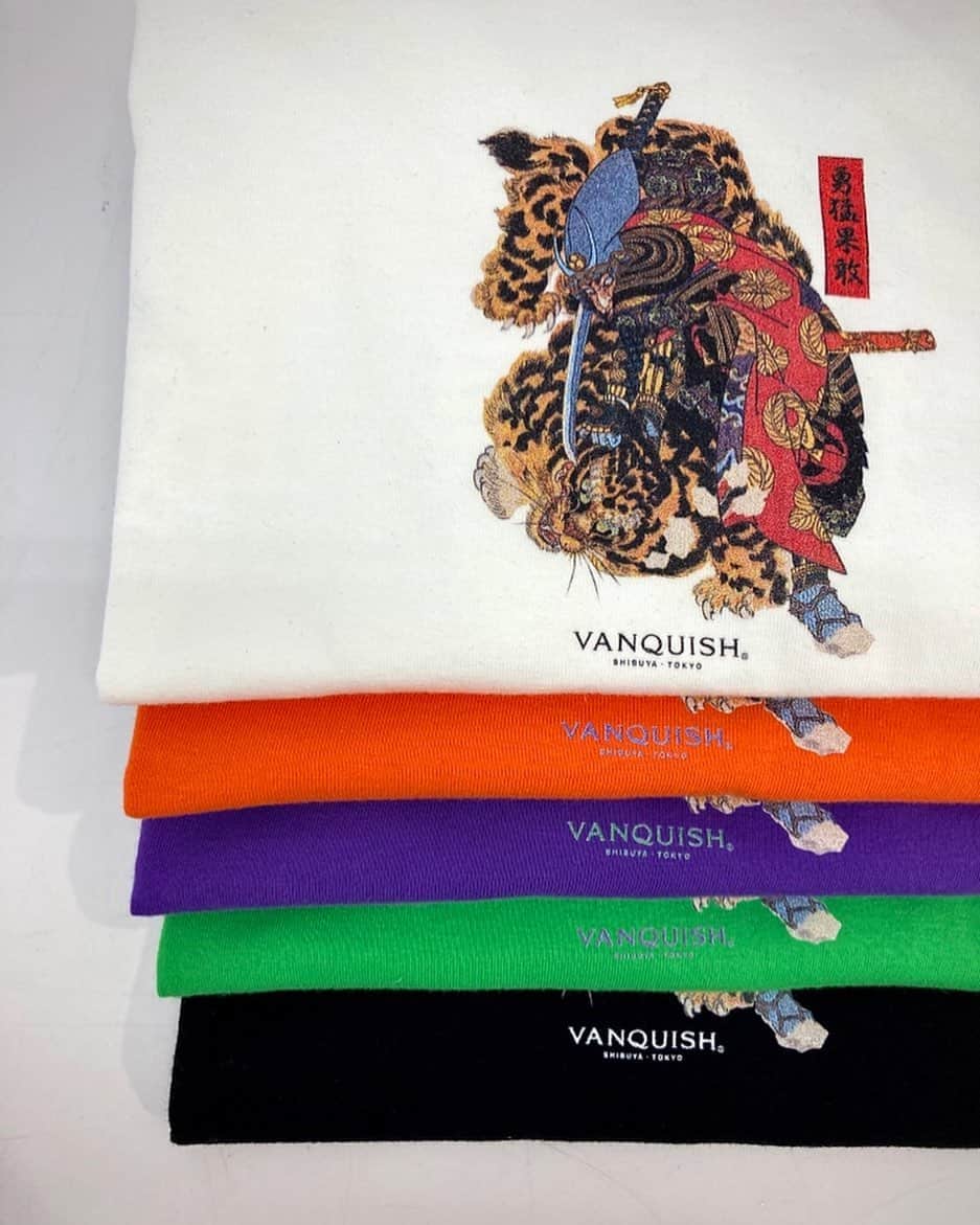 のインスタグラム：「■ Daring And Resolute T-shirt[VWC069] Color:White/Black/Purple/Green/Orange Size:M/L/XL ㅤㅤㅤㅤㅤㅤㅤㅤㅤㅤㅤㅤ Shop link bio！ ——————————————— ‪#VANQUISH #vanquishjp」
