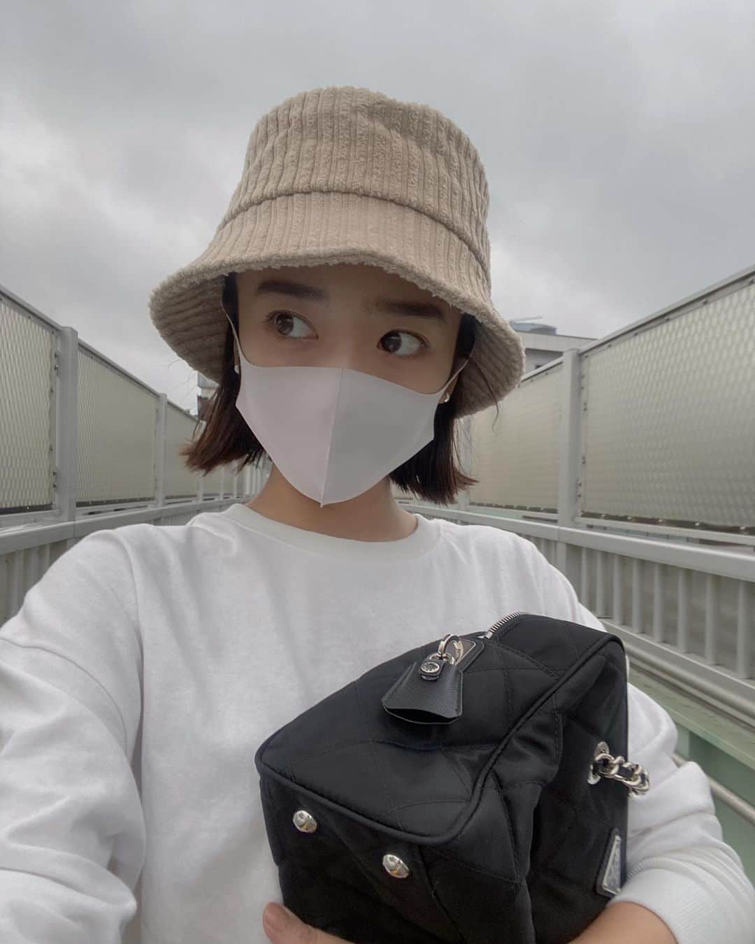 近藤千尋のインスタグラム：「撮影帰りテクテクと 雨が降りそうな☔️どよ〜ん天気🙍🏻‍♀️ 急に肌寒くなってきたので、 皆さん体調にはお気を付けてください🙇🏻‍♀️✨🙏 そして 明日はひーぼぉくん大切な日❗️ キングオブコントがんばれー❗️❗️❗️ 皆さん是非応援お願いします📣🙇🏻‍♀️💓」