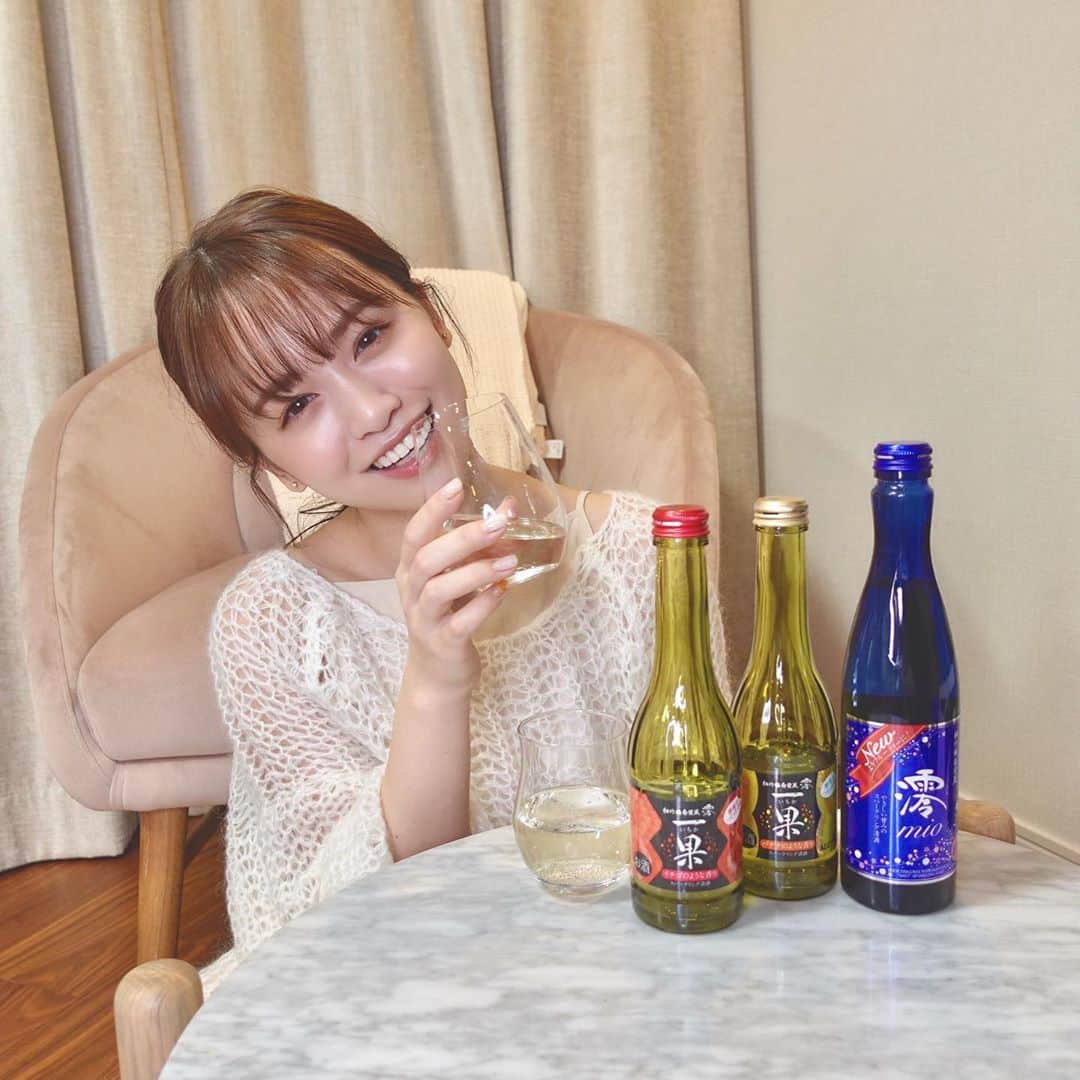 菅本裕子さんのインスタグラム写真 - (菅本裕子Instagram)「日本酒🍶大好きな私ですが、、﻿ スパークリング清酒の澪から #一果 というシリーズが発売され、頂きました〜！ありがとうございます！！そして美味しすぎる😭😭❤︎！﻿ ﻿ 元々、澪がめちゃ好きだったから凄く楽しみにしてて！！😭一果はいちごや、バナナのような香りがする甘めなフレーバーだし、清酒だけどアルコール度数が低くてめちゃくちゃ飲みやすいので、初心者さんにもおすすめできるな〜と！🤔﻿ ﻿ 色々飲み比べしてるところを撮影しました😂﻿ どんだけ好きなんだ・・・﻿ 私は、いちごのような香りがするのが特に好きでした🍓﻿ ﻿ 最近、おうち飲みする人も増えたんじゃないかな？と思うし、私も増えたんだけど、おうち飲みにぴったりだなと・・！贅沢な気持ちになれてめちゃ嬉しい😭❤︎🍶﻿ ﻿ 今度、お酒飲み配信とかもしてみようかな？😘﻿ ﻿ みんなぜひー！﻿ ﻿ #PR　﻿ #一果　﻿ #ichika﻿ #澪　﻿ #mio　﻿ #おうち時間　﻿ #日本酒女子　﻿ #晩酌　﻿ #ご褒美　﻿ #お家飲み　﻿ #家飲み﻿ ﻿ @mio_sparkling﻿」9月25日 19時28分 - yukos0520