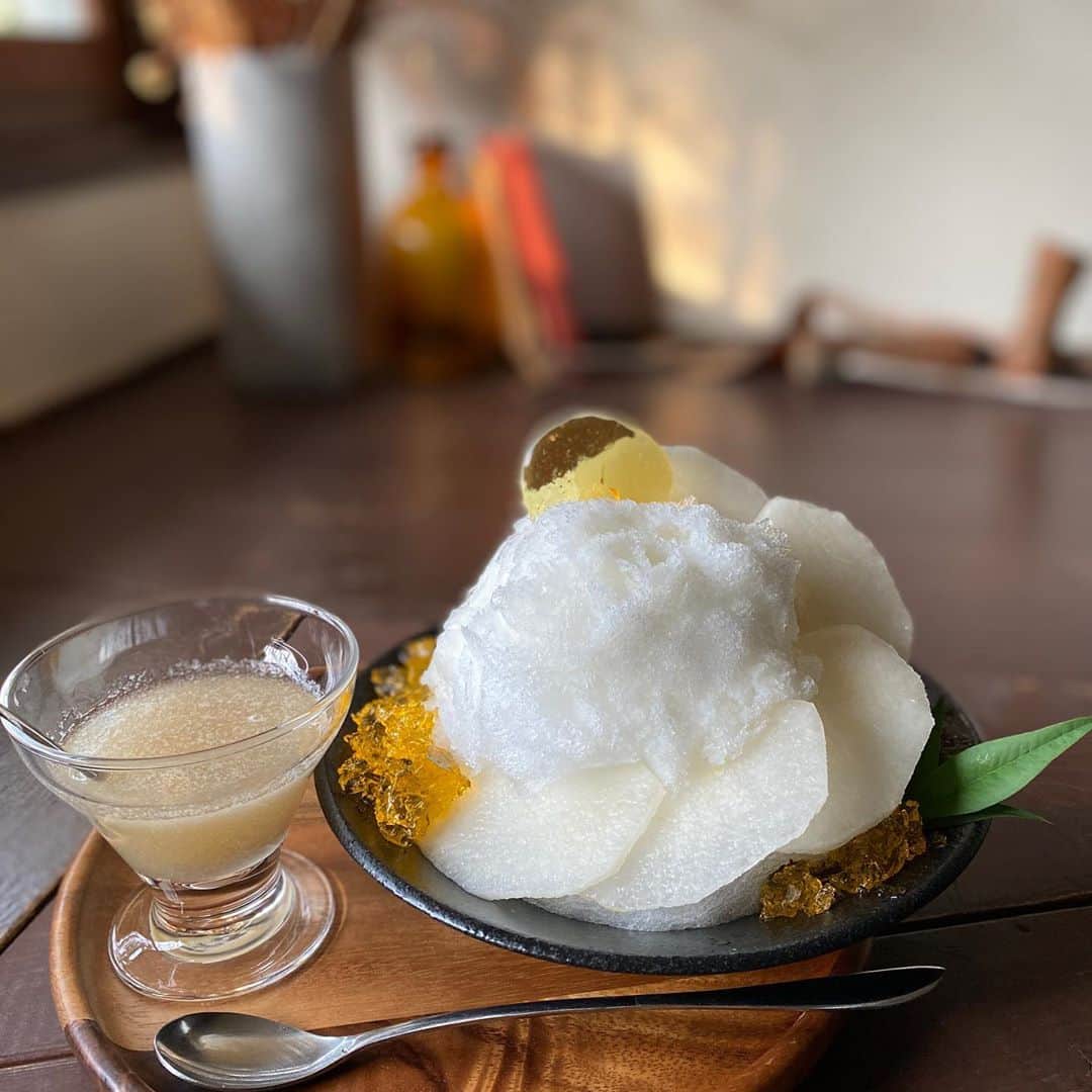 cafezakkagallery-flagのインスタグラム：「▪︎今年最後のかき氷▪︎ 9/26(土)は梨のかき氷最終日となります。 ぜひご来店お待ちしております。  たーくさん梨のシロップを作りました。 かき氷はオープンよりオーダー頂けます。  土曜日限定のクラムチャウダースープ、 あったかいから冷たいのんまでご用意しております♪  11:30-17:00(last16:15) 大阪府枚方市香里ケ丘4-5-7  #cafeFLAG #cafezakkagalleryflag  #大阪カフェ #枚方カフェ #cafeFLAGのかき氷2020年最終日」