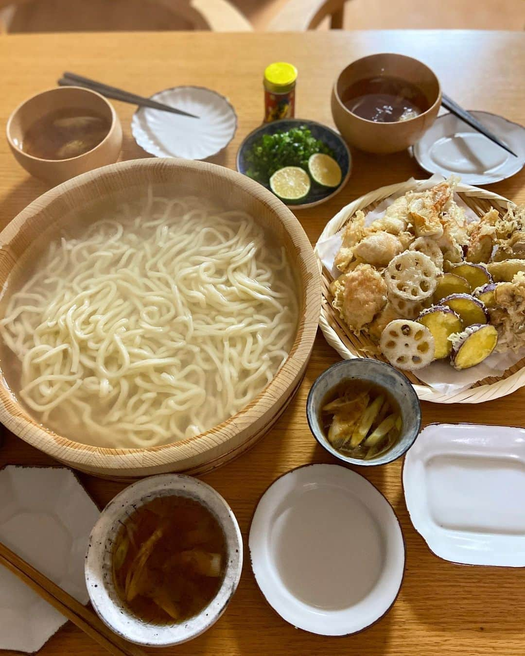 みかさんのインスタグラム写真 - (みかInstagram)「今夜は久々 釜揚げうどん〜  天ぷらは ・とり天 ・さつまいも ・れんこん ・舞茸 ・ちくわ  うどん熱々、つゆも熱々で 温まります。 天ぷらも大人気で 生意気にも 塩つけて食べるお子さま達😂  麺は丸山製麺さん @maruyamaseimen  からいただいた 生さぬきうどん　細麺 もっちりコシもあって 釜揚げにもよく合う✨ 美味しかった！  今日もお疲れ様でした〜  #釜揚げうどん#丸山製麺#おうちうどん#麺活 #さぬきうどん#讃岐うどん#うどん#金曜日の麺率の高さ#飯台#天ぷら#鶏天#とり天#野菜天#舞茸の天ぷら#dinner#udon#japanesefood#tenpura#igersjp#locari#おうちごはん#おうちごはんlover#フーディーテーブル#おうちごはん記録#湯気」9月25日 19時32分 - mikasko