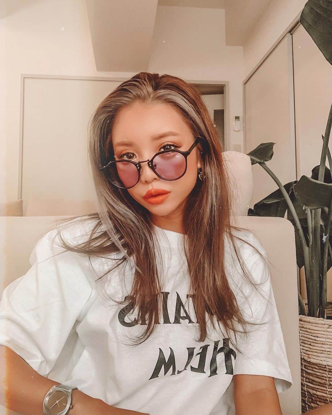 ✷kana✷のインスタグラム：「🕶 . . @flex_japan  新作のパープルレンズ初♡ . 顔まわりのハイライトも この前リタッチしてパープル かぶせてきたんだ♡ 絶妙カラーをいつもありがとう！ ✂︎ @elyts_nissy  . . #selfie」