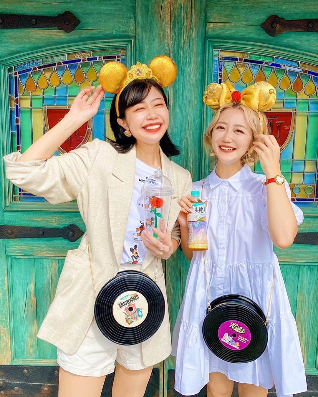 のインスタグラム：「🥀🏰💛﻿ ﻿ ﻿ ﻿ 美女と野獣エリアにある﻿ ステンドグラスの前で😳✨💎﻿ @kah05disney ちゃんが﻿ 撮ってくれました😊🌈﻿  おすすめのスポット😍🏡💕💕 ﻿ 持ってる爽健美茶については﻿ また書くね🤣🍵笑﻿ ﻿ ﻿ ﻿ ﻿ ﻿ そういえば！公式から﻿ たくさん写真公開されたねーー😍❤️❤️﻿ ﻿ みんなに話したかったことが﻿ たくさん公開されてました🤣💫﻿ でもまだ話しちゃだめだよね？﻿ 28日までは待とう😂✨笑﻿ ﻿ ﻿ ﻿ ﻿ 昨日アップした抽選のIGTVも﻿ たくさんのリアクション﻿ ありがとうございました😊✨﻿ ﻿ パニックすぎて、﻿ ミニーの抽選の時に﻿ 動画のボタン押し忘れてたの🤣💥笑﻿ #美女と野獣魔法のものがたり の時だけでも﻿ 撮れてて良かった😂❤️❤️﻿ ﻿ アプリでの抽選のやり方見てみてください💫﻿ ﻿ -----------------------------﻿ #disneysisters_jp#新エリア﻿ #美女と野獣エリア#中島姉妹」