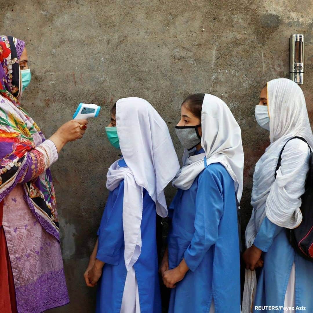 ABC Newsさんのインスタグラム写真 - (ABC NewsInstagram)「Students wear protective face masks as they have their temperature checked before entering a class, after the government allowed the reopening of schools from grade six to eight amid the COVID-19 pandemic, in Peshawar, Pakistan. #education #coronavirus」9月25日 19時44分 - abcnews