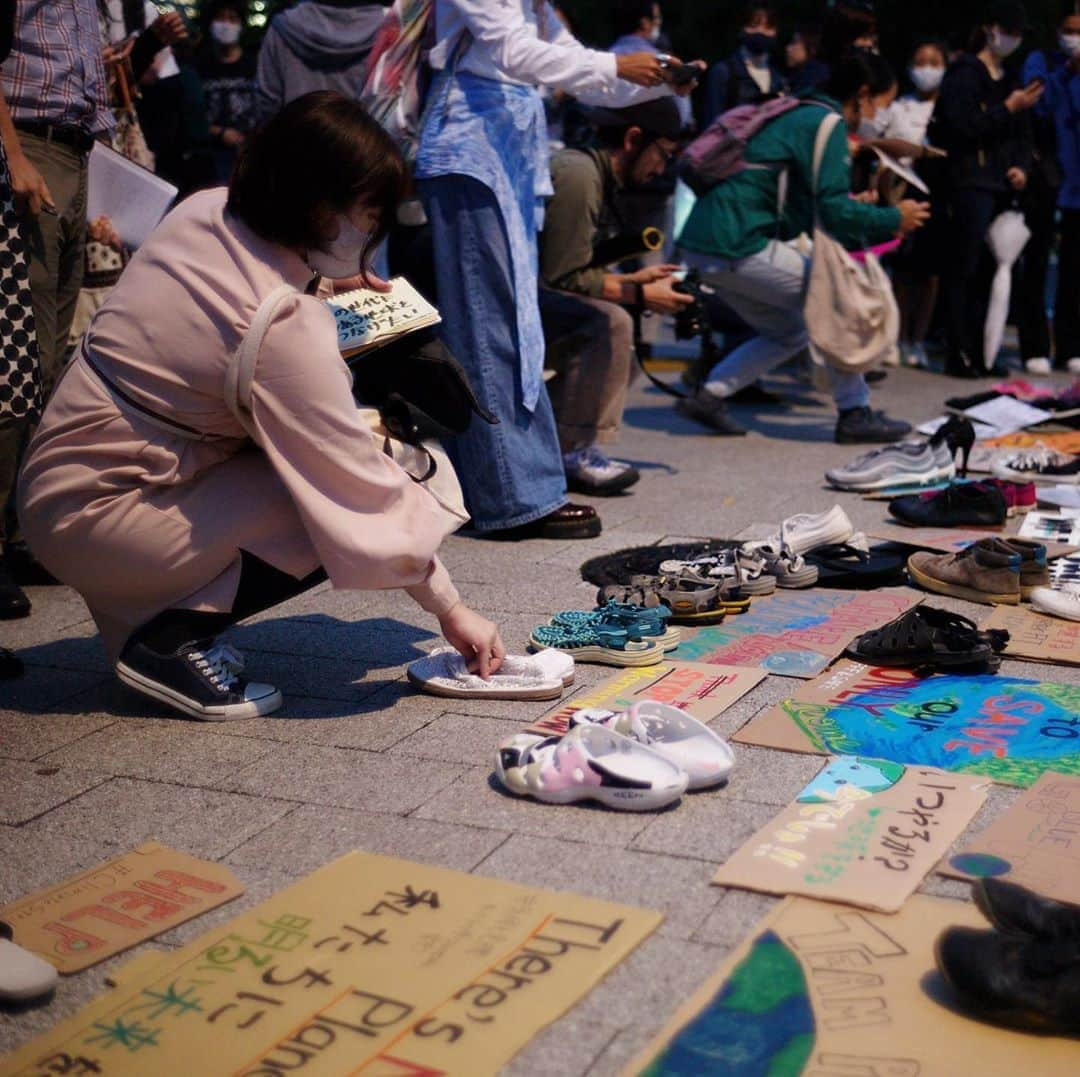 The Japan Timesさんのインスタグラム写真 - (The Japan TimesInstagram)「Dozens of pairs of shoes signifying the generations lost to global warming were placed in front of the national Diet during a protest on Sept. 25 organized by Fridays for Future Tokyo. Climate activists in 75 locations in Japan and in more than 150 countries held similar demonstrations during a Global Day of Climate Action to call on governments to reduce and eventually eliminate carbon emission reductions, hasten the shift to renewable energy and confront the ongoing climate crisis. 📸 Ryusei Takahashi (@ryuseitakahashi217) . . . . . . #Japan #Tokyo #fridaysforfuture #fridaysforfuturetokyo #climatestrike #news #climatechange #japantimes #日本 #東京 #環境 #自然 #ニュース #ジャパンタイムズ #👟」9月25日 19時42分 - thejapantimes